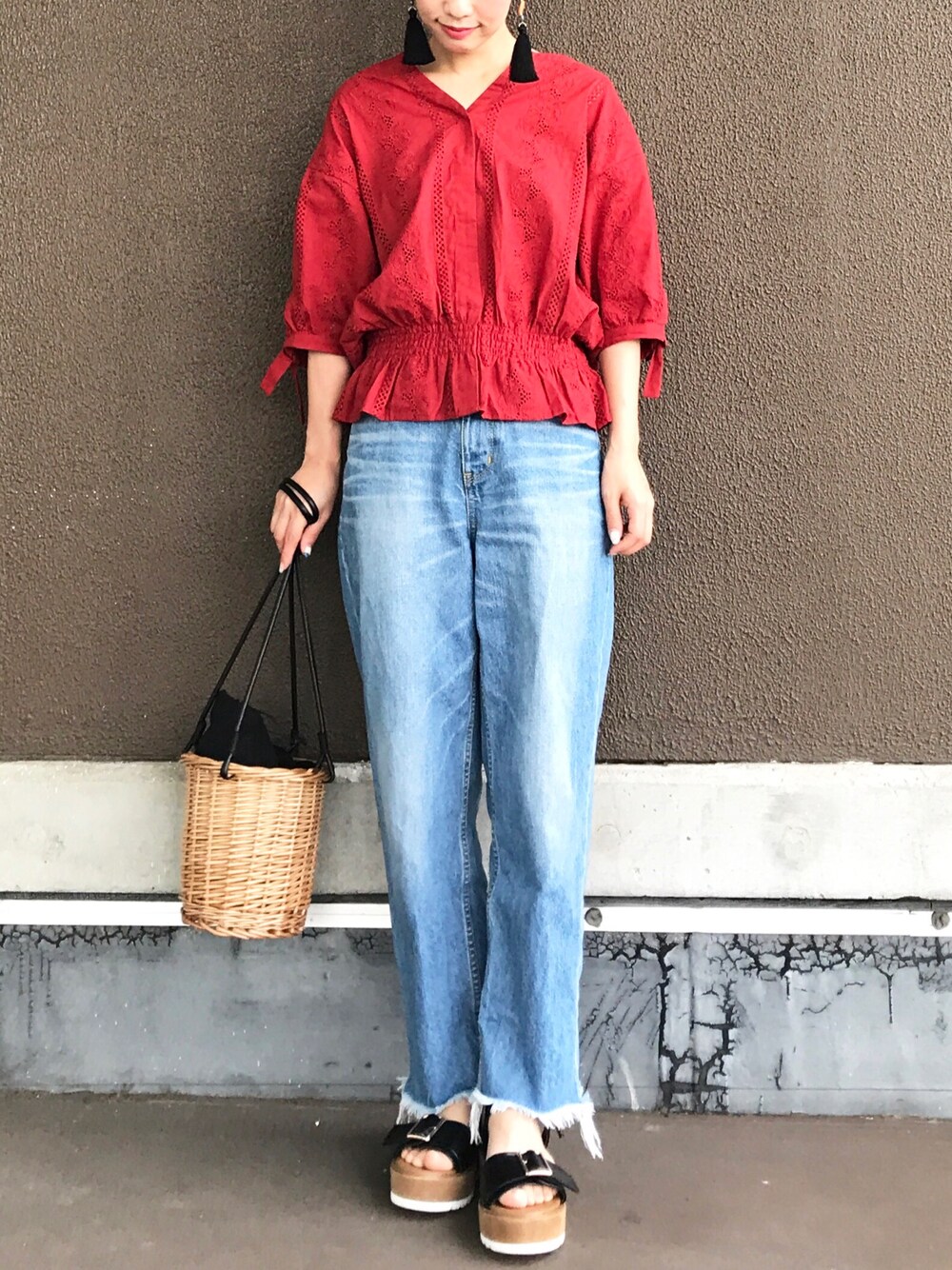 「レース、赤、かごバッグ、サンダル、JEANASiS、プチプラ、ママファッション、低身長、denim、フリンジ」｜「JEANASISのレースシシュウプルオーバー5S/764386（シャツ/ブラウス、レッド系）」を使った、yukiさん（レディース・152cm）の夏コーディネートの1枚目の写真