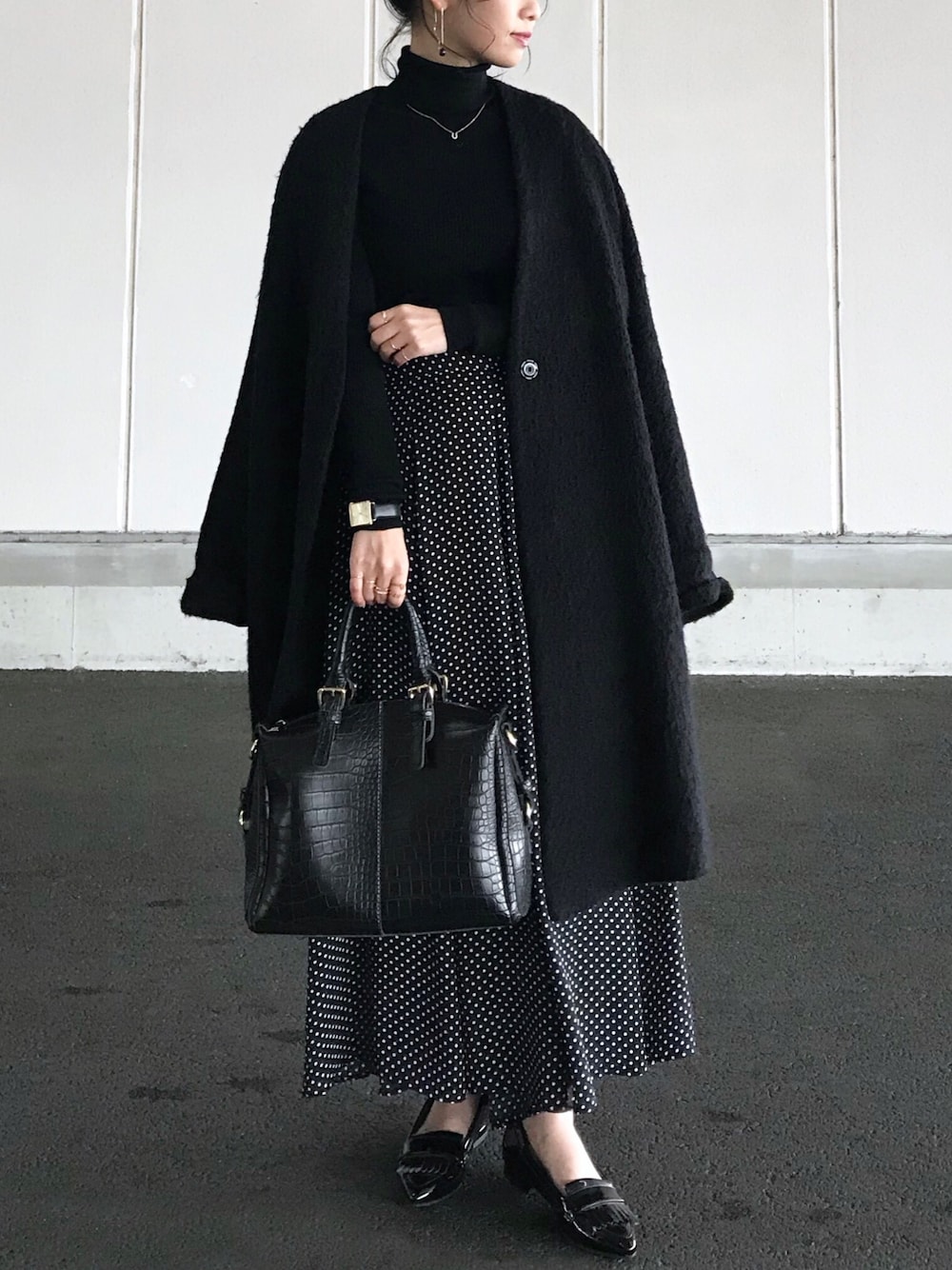 「ドットパンツ、ワイドパンツ、オールブラック、ショルダーバッグ、florist、ノーカラーコート、エナメルシューズ、きれいめカジュアル、ママファッション、アダムエロペ(ADAM ET ROPE')」｜「floristの【2way】クロコダイル型押しレザーハンドバック/ショルダーバック（ショルダーバッグ、ブラック系）」を使った、yukiさん（レディース・152cm）の冬コーディネートの1枚目の写真