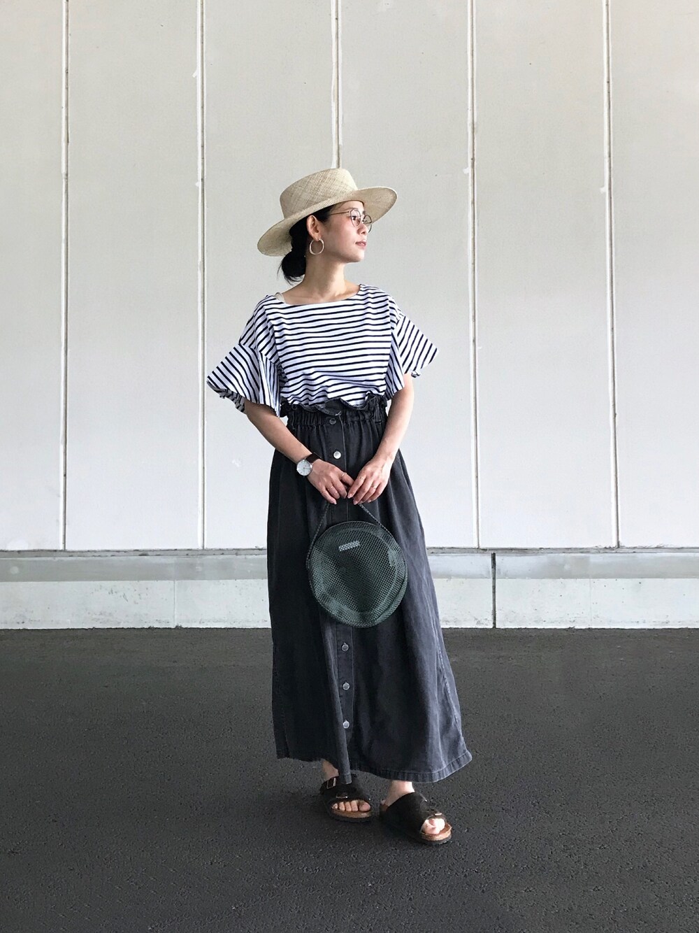「デニムスカート、アダムエロペ(ADAM ET ROPE')、ボーダートップス、ビルケンシュトック、サンダル、カンカン帽、ママファッション、フレア袖、Furbodesign、メッシュバッグ」｜「The VirgniaのボートネックラッフルスリーブT（Tシャツ/カットソー、その他）」を使った、yukiさん（レディース・152cm）の春コーディネートの1枚目の写真