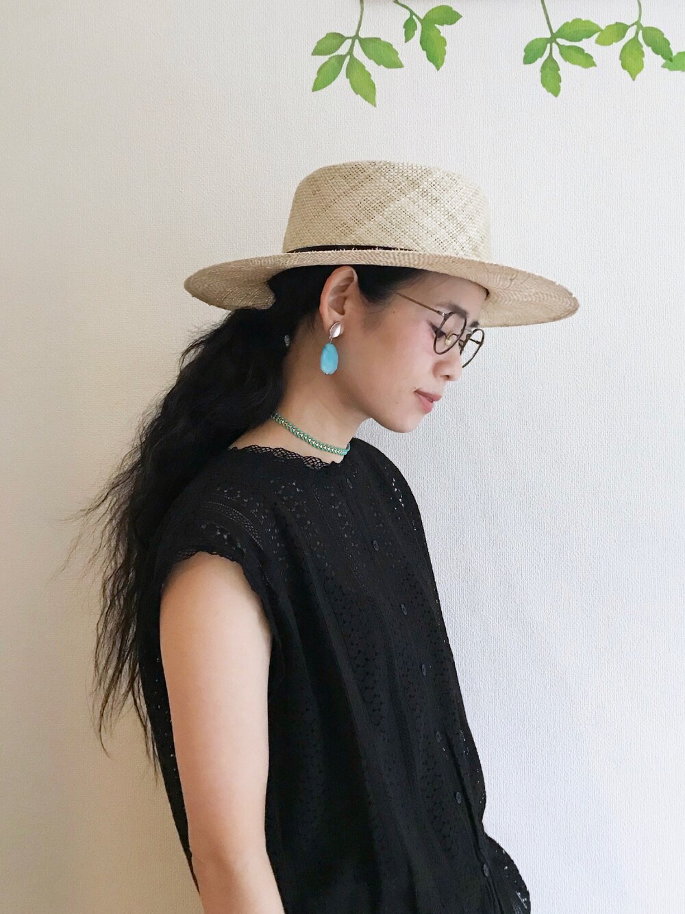 ブラック系のシャツ/ブラウス、ブルー系のアクセサリー、ベージュ系のハットを着用したレディースの夏コーディネートの1枚目の写真