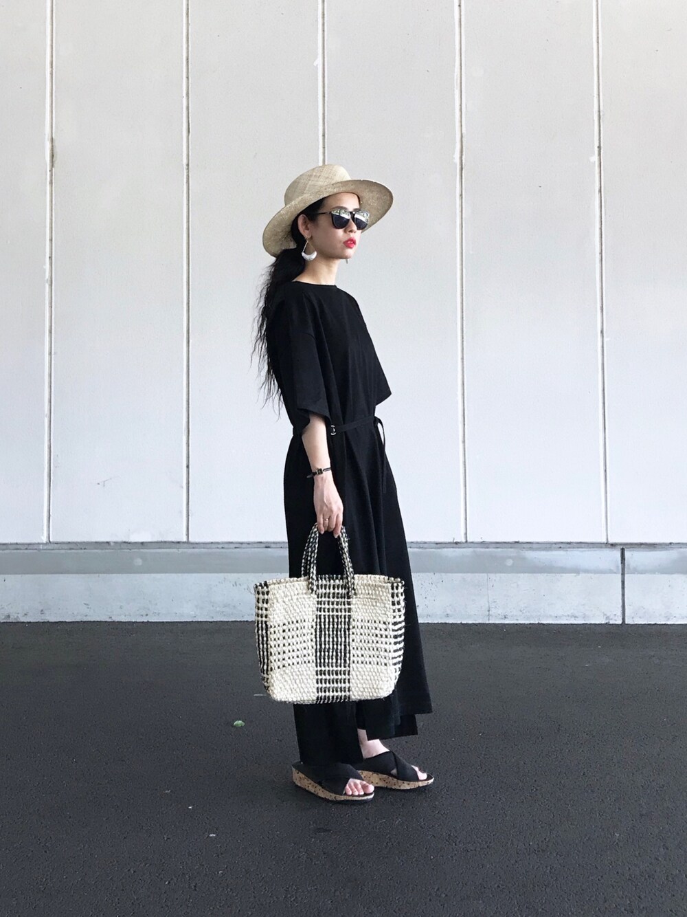 「ブラックワンピース、マキシ丈ワンピース、ビッグシルエット、アダムエロペ(ADAM ET ROPE')、レザーサンダル、fitflop、サングラス、ZOFF、ママファッション、低身長」｜「ADAM ET ROPE'のサイドＤカンベルト付ワンピース（ワンピース、ブラック系）」を使った、yukiさん（レディース・152cm）の夏コーディネートの1枚目の写真
