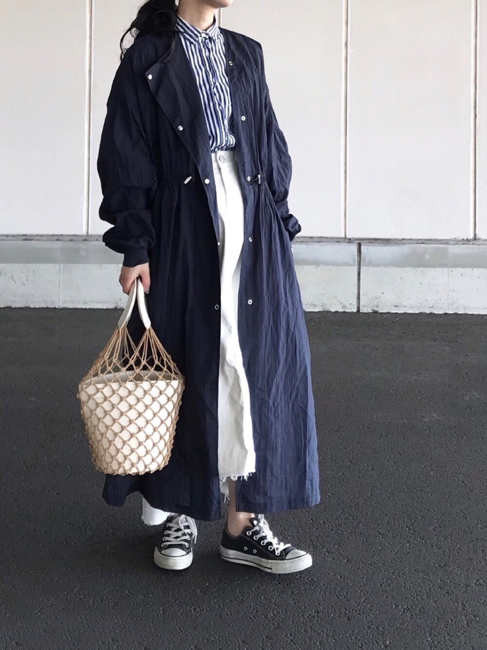 ブルー系のその他アウター、ホワイト系のデニムスカート、ホワイト系のバッグを着用したレディースの春コーディネートの1枚目の写真