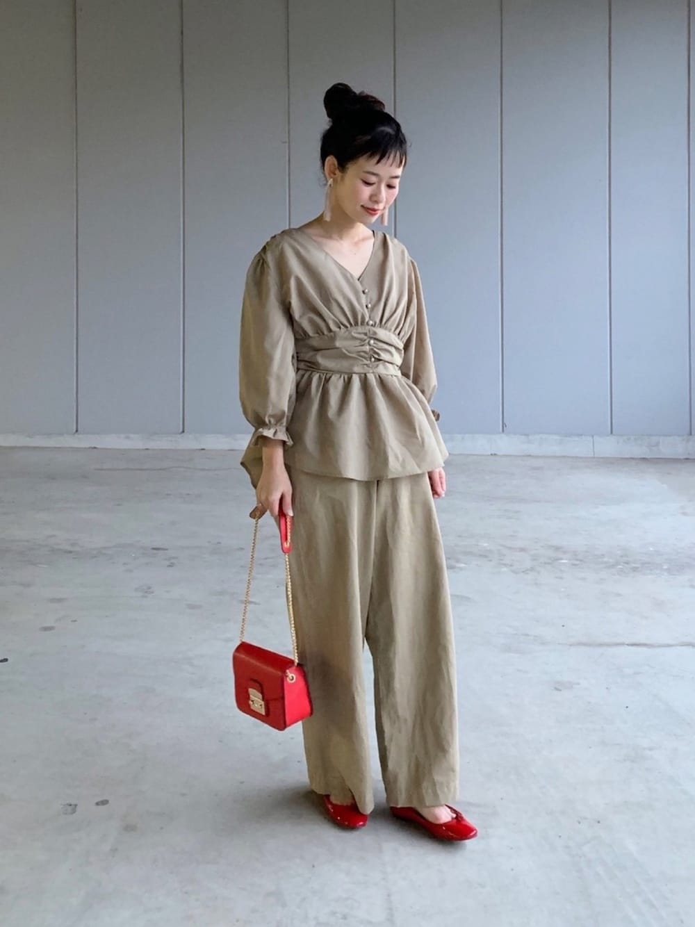 「ベージュ、ワントーンコーデ、チュニック、プチプラ、ワイドパンツ、赤い靴、ショルダーバッグ、平成最後のWEARISTAセンバツ、バレエシューズ、perkyroom」｜「fifthのウエストマークチュニック（シャツ/ブラウス、ベージュ系）」を使った、yukiさん（レディース・152cm）の春コーディネートの1枚目の写真