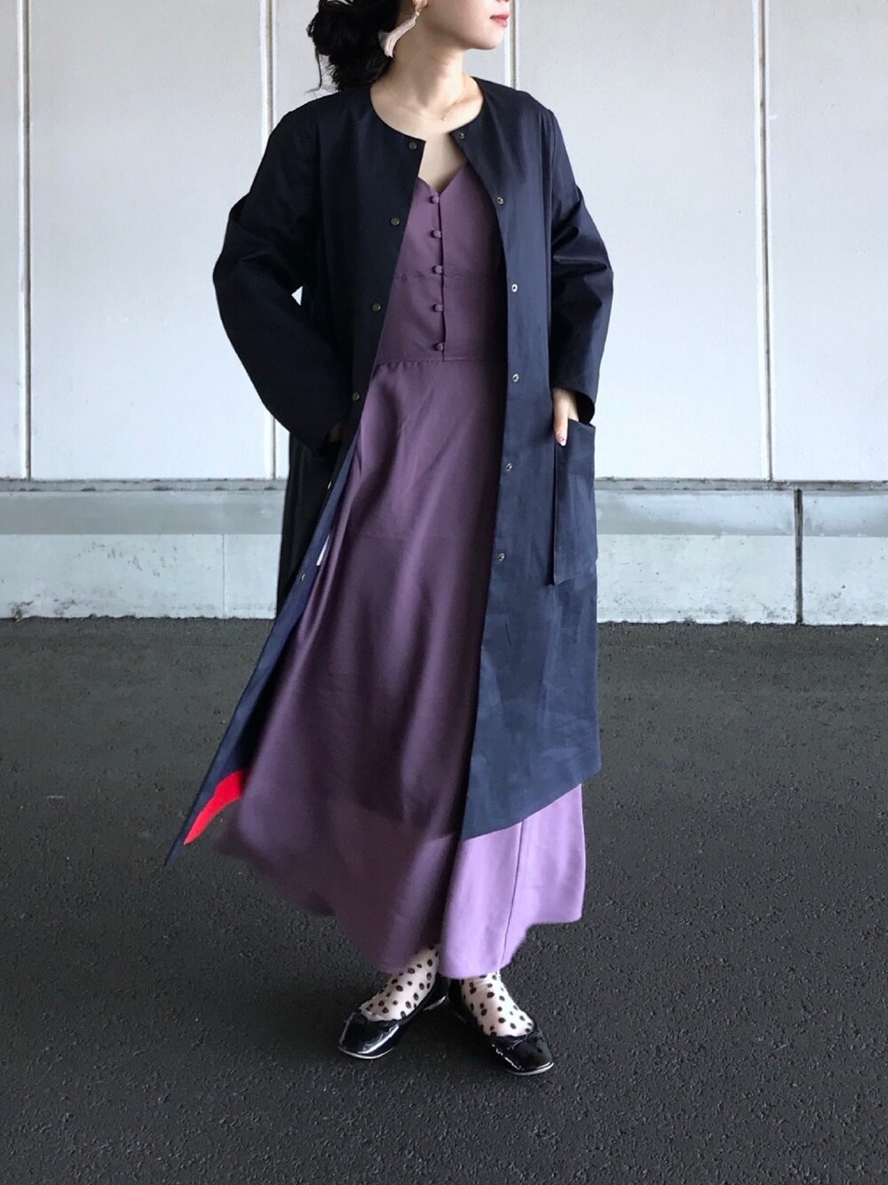 「ノーカラーコート、スプリングコート、Traditional Weatherwear、マキシ丈ワンピース、パープル、ママファッション、タッセルピアス、perkyroom、シースルーソックス、ドット」｜「Traditional Weatherwearの【STORMSEAL】ARKLEY LONG（ノーカラージャケット、ブルー系）」を使った、yukiさん（レディース・152cm）の春コーディネートの1枚目の写真