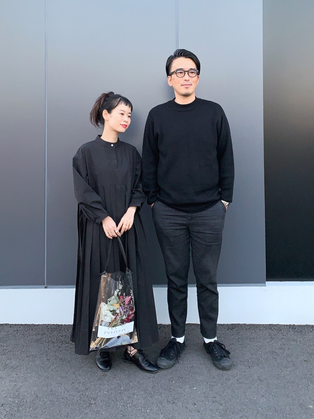 ブラック系のワンピース、ブラック系のドレスシューズを着用したレディースの秋コーディネートの1枚目の写真