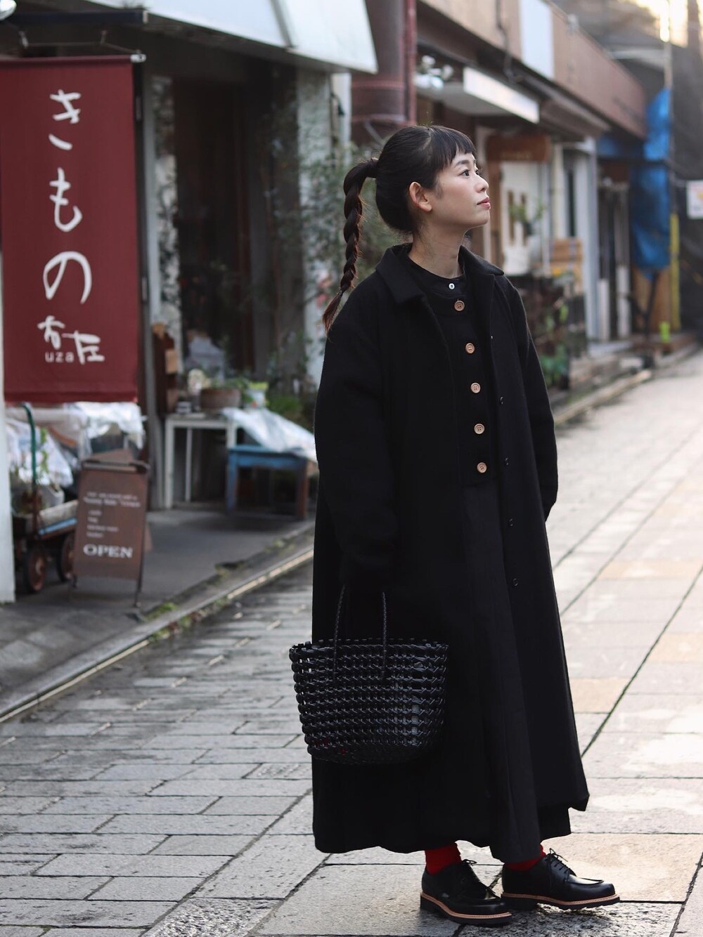 「冬アウター着回しチャレンジ、パラブーツ、Paraboot、シャンボード、コラボワンピース、コラボカーディガン、yuki×and R、ロングコート、赤い靴下、オールブラック」｜「Parabootの【別注】＜PARABOOT＞CHAMBORD レザーシューズ（ドレスシューズ、ブラック系）」を使った、yukiさん（レディース・152cm）の冬コーディネートの1枚目の写真