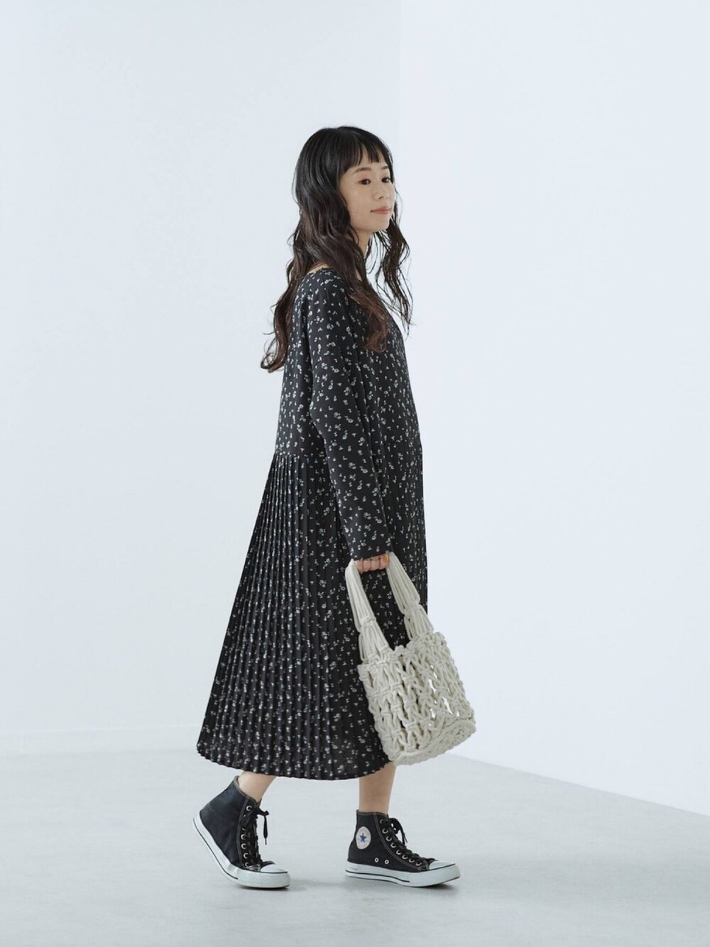 「小花柄ワンピース、プリーツワンピース、低身長、ピュアルセシン、pualcecin、スプリングコーデ、ブラックワンピース、大人カジュアル、ナチュラルスタイル」｜「PUAL CE CINの【WEARISTA yukiさん着用】小花プリントプリーツワンピース（ワンピース、ブラック系）」を使った、yukiさん（レディース・152cm）の冬コーディネートの1枚目の写真