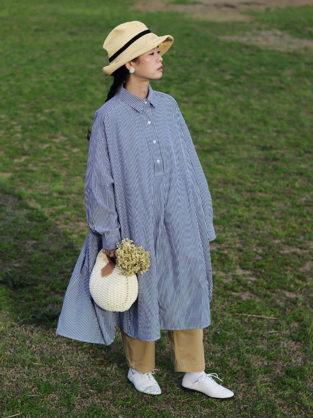 ブルー系のワンピース/ドレス、ベージュ系のチノパンツ、ホワイト系のドレスシューズを着用したレディースの春コーディネートの1枚目の写真