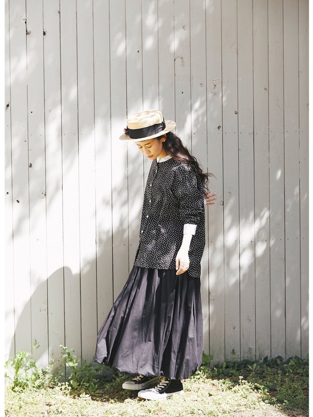 ブラック系のシャツ/ブラウスを着用したレディースの夏コーディネートの1枚目の写真