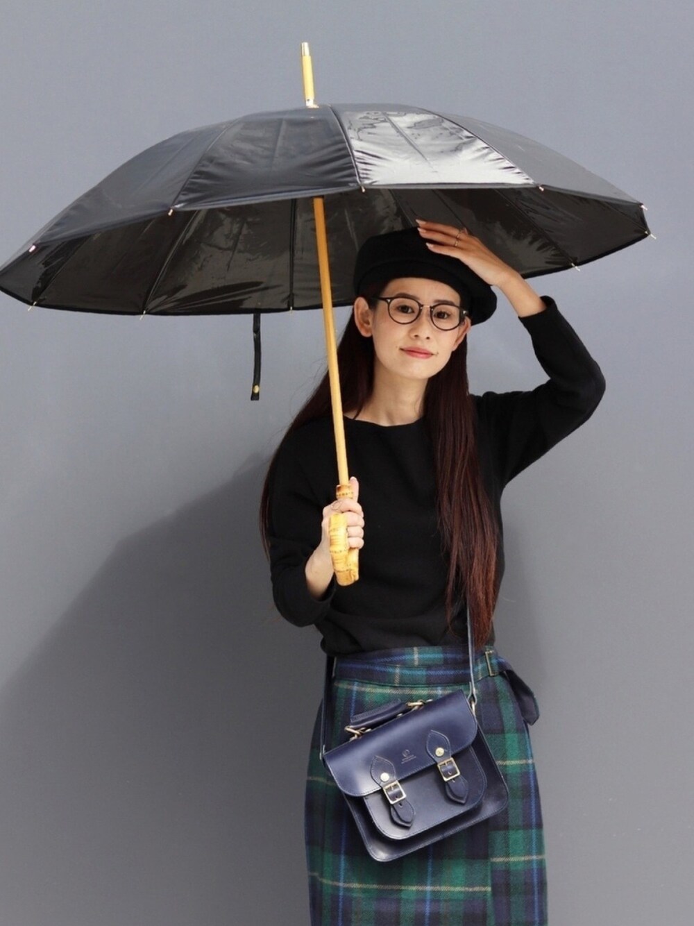 「秋服準備はじめました、TWW、Traditional Weatherwear、傘、ブリティッシュ、マカラスター、巻きスカート、チェックスカート、レザーバッグ、メガネ女子」｜「Traditional WeatherwearのCLEAR UMBRELLA BAMBOO（長傘、ブラック系）」を使った、yukiさん（レディース・152cm）の秋コーディネートの1枚目の写真