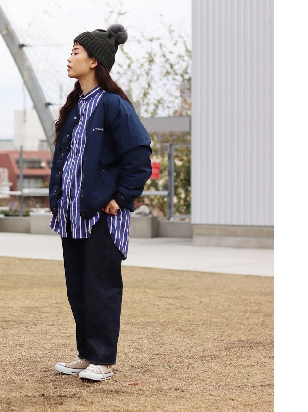 ベージュ系のブルゾン、ブルー系のシャツ/ブラウス、ブルー系のデニムパンツを着用したレディースの冬コーディネートの1枚目の写真