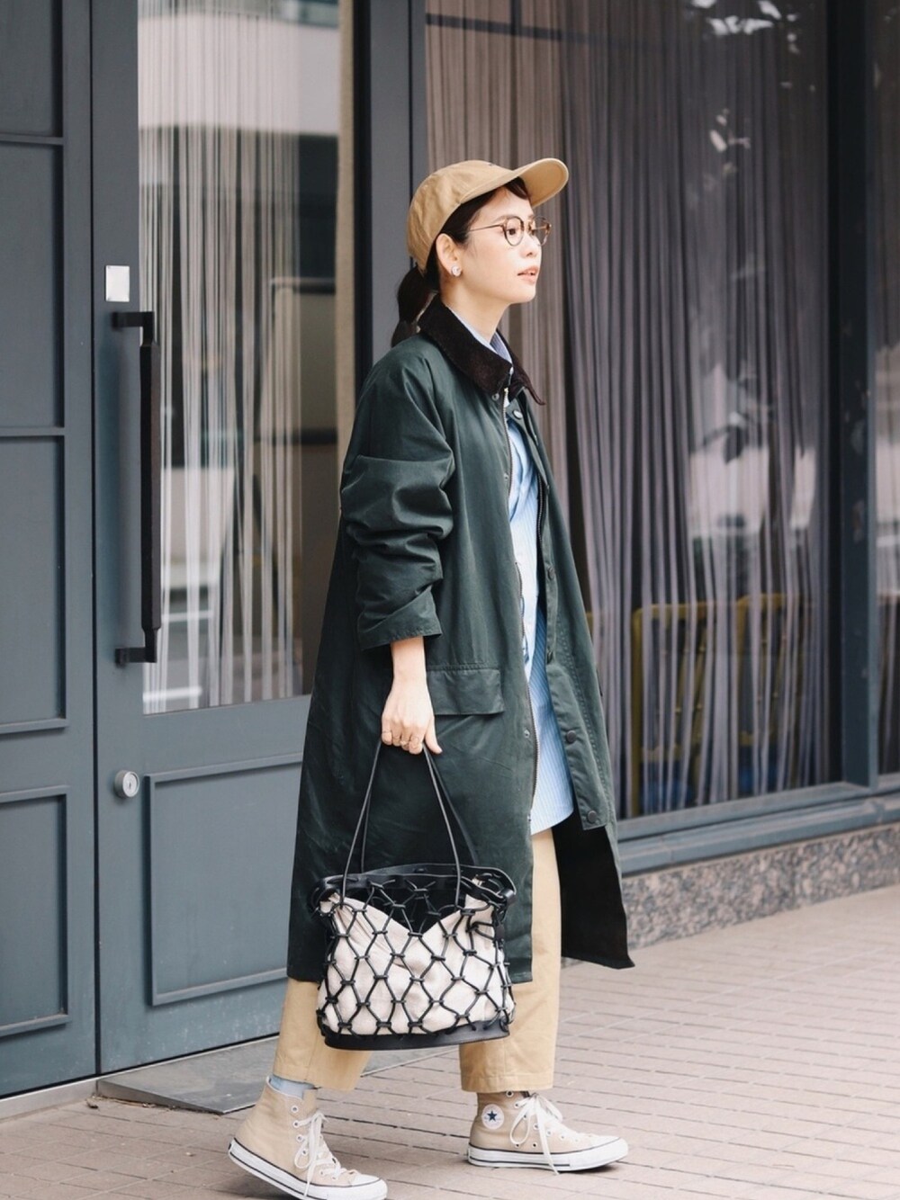 「バブアー、バブアー女子、barbour、春アウター、トラディショナルウェザーウエア、キャップ、ビッグシルエット、ロングシャツ、メガネ女子、コンバース」｜「Traditional Weatherwearのアイテム（シャツ/ブラウス、ブルー系）」を使った、yukiさん（レディース・152cm）の春コーディネートの1枚目の写真
