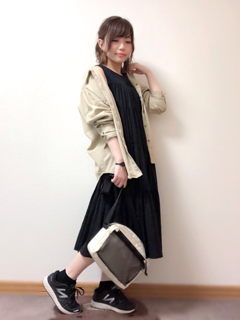 ベージュ系のシャツ/ブラウス、ブラック系のワンピース、ホワイト系のショルダーバッグを着用したレディースの春コーディネートの1枚目の写真