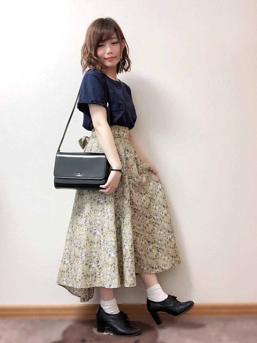「カジュアルコーデ、夏、低身長、ロングスカート、花柄スカート、低身長コーデ、きれいめカジュアル、オトナカジュアル、巻きスカート、春コーデ」｜「Handmadeのアイテム（イヤリング（片耳用）、ブラウン系）」を使った、こやま。さん（レディース・147cm）の春コーディネートの1枚目の写真