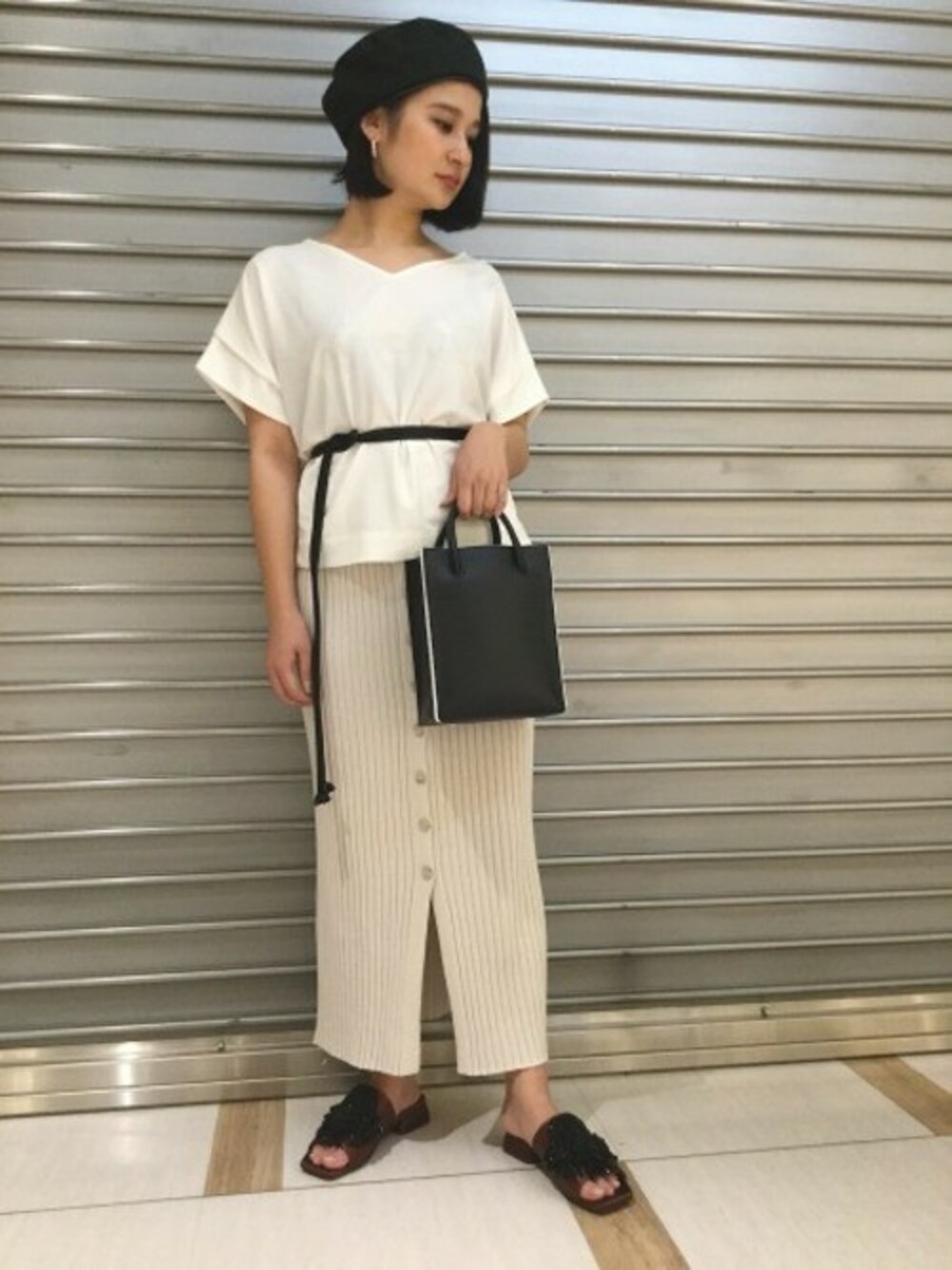 「タイトスカート、ベレー帽、JEANASiS、ジーナシス、ウエストマーク、ビジューサンダル、半袖ブラウス、リブスカート、Vネックブラウス、バックデザインブラウス」｜「JEANASISのバックタックVネックブラウス/832679（シャツ/ブラウス、ホワイト系）」を使った、JEANASIS 町田マルイ店STAFFさん（レディース・153cm）の夏コーディネートの1枚目の写真