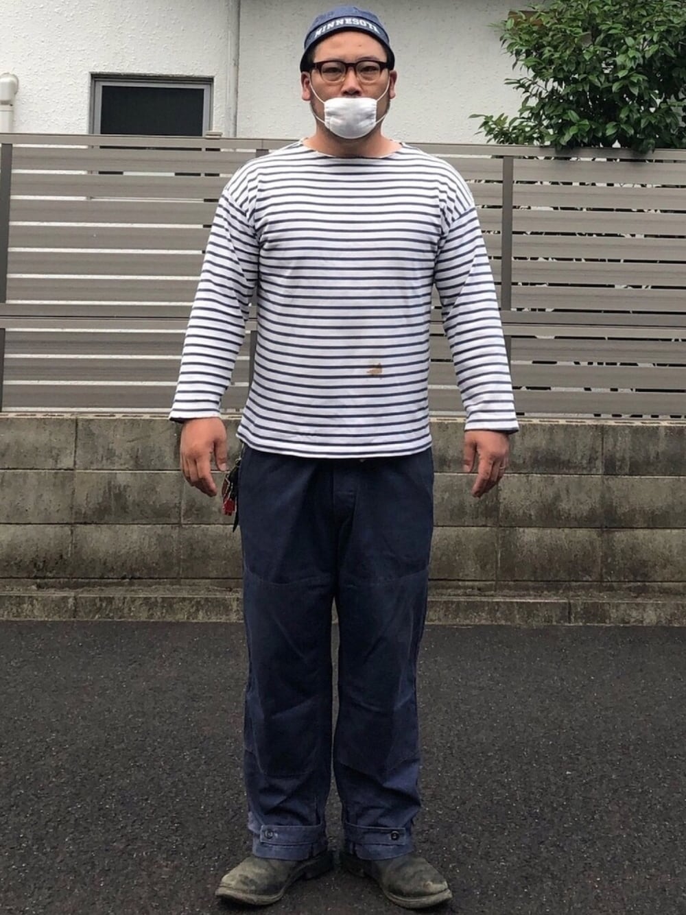 「バスクシャツ、ボートネック、ボーダートップス、水兵さん、ユーロワーク、ペコスブーツ、セーラーハット、フレンチワーク、古着、オーバーサイズ」｜「French Armyのアイテム（Tシャツ/カットソー、ホワイト系）」を使った、ヒ●ユキ【京都人】さん（メンズ・178cm）の秋コーディネートの1枚目の写真