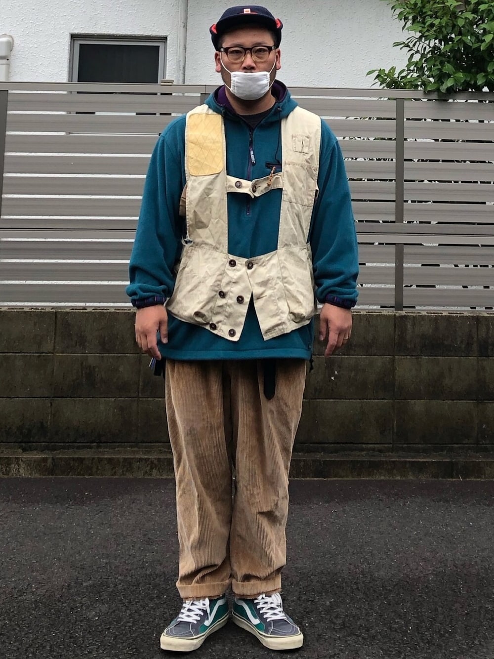 「フリースパーカー、コーデュロイパンツ、シューティングベスト、フリースキャップ、ロイヤルメール、古着、オーバーサイズ、sk8-hi、秋コーデ、LL.Bean」｜「10-Xのアイテム（ベスト、ベージュ系）」を使った、ヒ●ユキ【京都人】さん（メンズ・178cm）の秋コーディネートの1枚目の写真