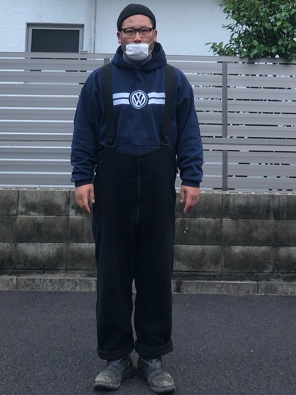 「米軍、オーバーオール、フリースオーバーオール、ペコスブーツ、パーカー、フォルクスワーゲン、ニット帽、古着、オーバーサイズ、紺×黒」｜「U.S ARMYのアイテム（サロペット/オーバーオール、ブラック系）」を使った、ヒ●ユキ【京都人】さん（メンズ・178cm）の秋コーディネートの1枚目の写真