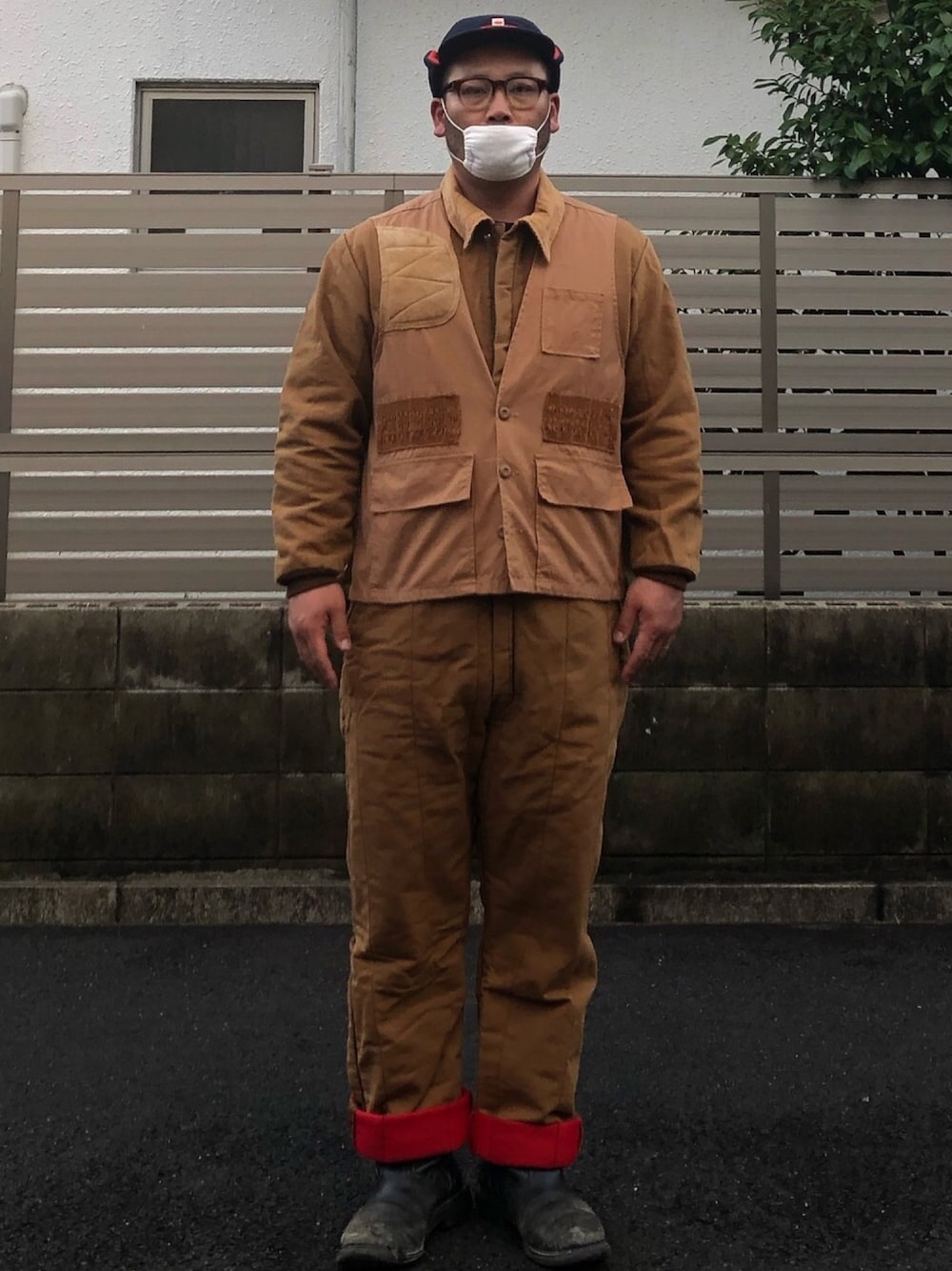 「つなぎ、ハンティングベスト、防寒　、ロイヤルメール、フリースキャップ、ロールアップ、古着、オーバーサイズ、ペコスブーツ、オールインワン」｜「TUF NUTのアイテム（つなぎ/オールインワン、ゴールド系）」を使った、ヒ●ユキ【京都人】さん（メンズ・178cm）の秋コーディネートの1枚目の写真