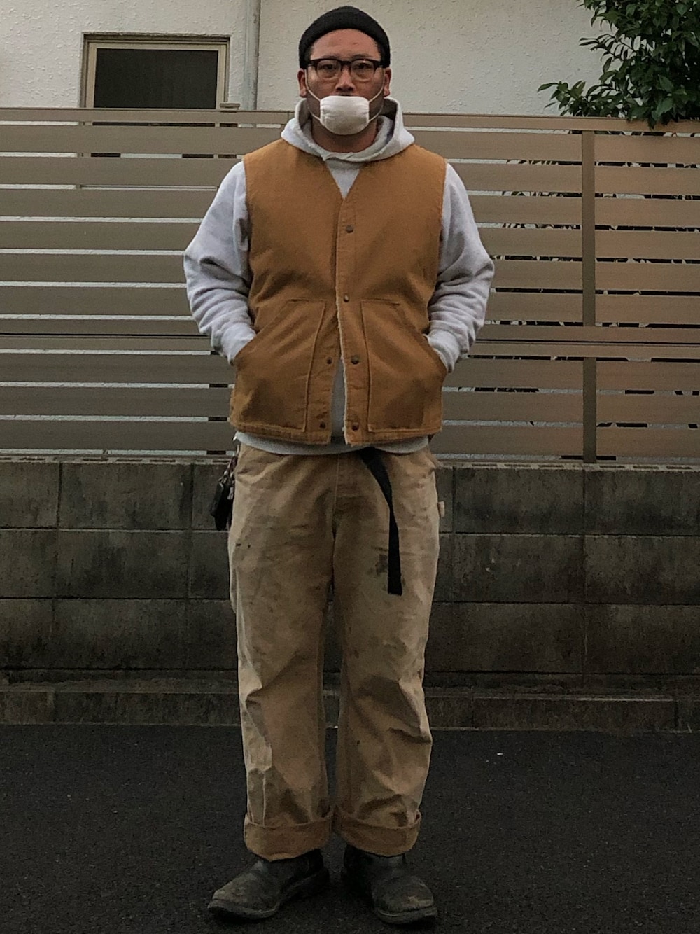 「ブラウンダック、ボアベスト、ペインターパンツ、ペコスブーツ、ニット帽、ロールアップ、古着、オーバーサイズ、リバースウィーブ、ワークスタイル」｜「Carharttのアイテム（カーゴパンツ、ゴールド系）」を使った、ヒ●ユキ【京都人】さん（メンズ・178cm）の秋コーディネートの1枚目の写真