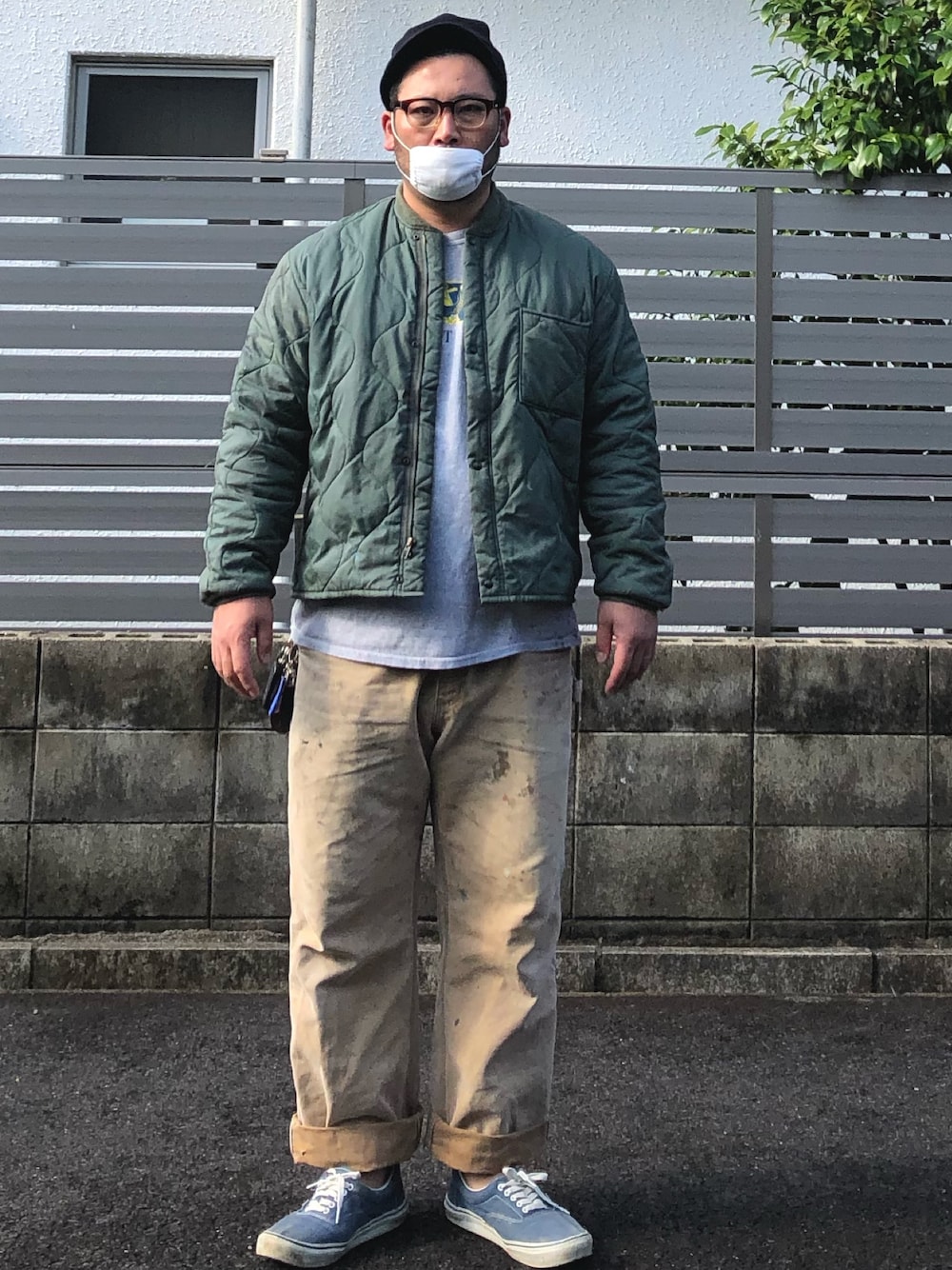「cwu-9p、ミリタリージャケット、ライナージャケット、米軍、ペインターパンツ、ロールアップ、古着、ツバ付きニット帽、キルティングジャケット、スニーカー」｜「Carharttのアイテム（カーゴパンツ、ゴールド系）」を使った、ヒ●ユキ【京都人】さん（メンズ・178cm）の秋コーディネートの1枚目の写真