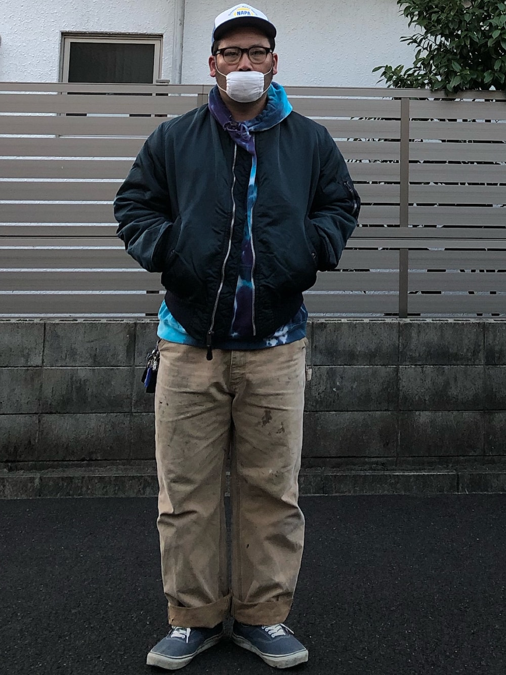 「タイダイ柄、MA-1、ペインターパンツ、vans era、メッシュキャップ、古着、オーバーサイズ、カーハート、パーカー、ミリタリー」｜「Carharttのアイテム（カーゴパンツ、ゴールド系）」を使った、ヒ●ユキ【京都人】さん（メンズ・178cm）の秋コーディネートの1枚目の写真