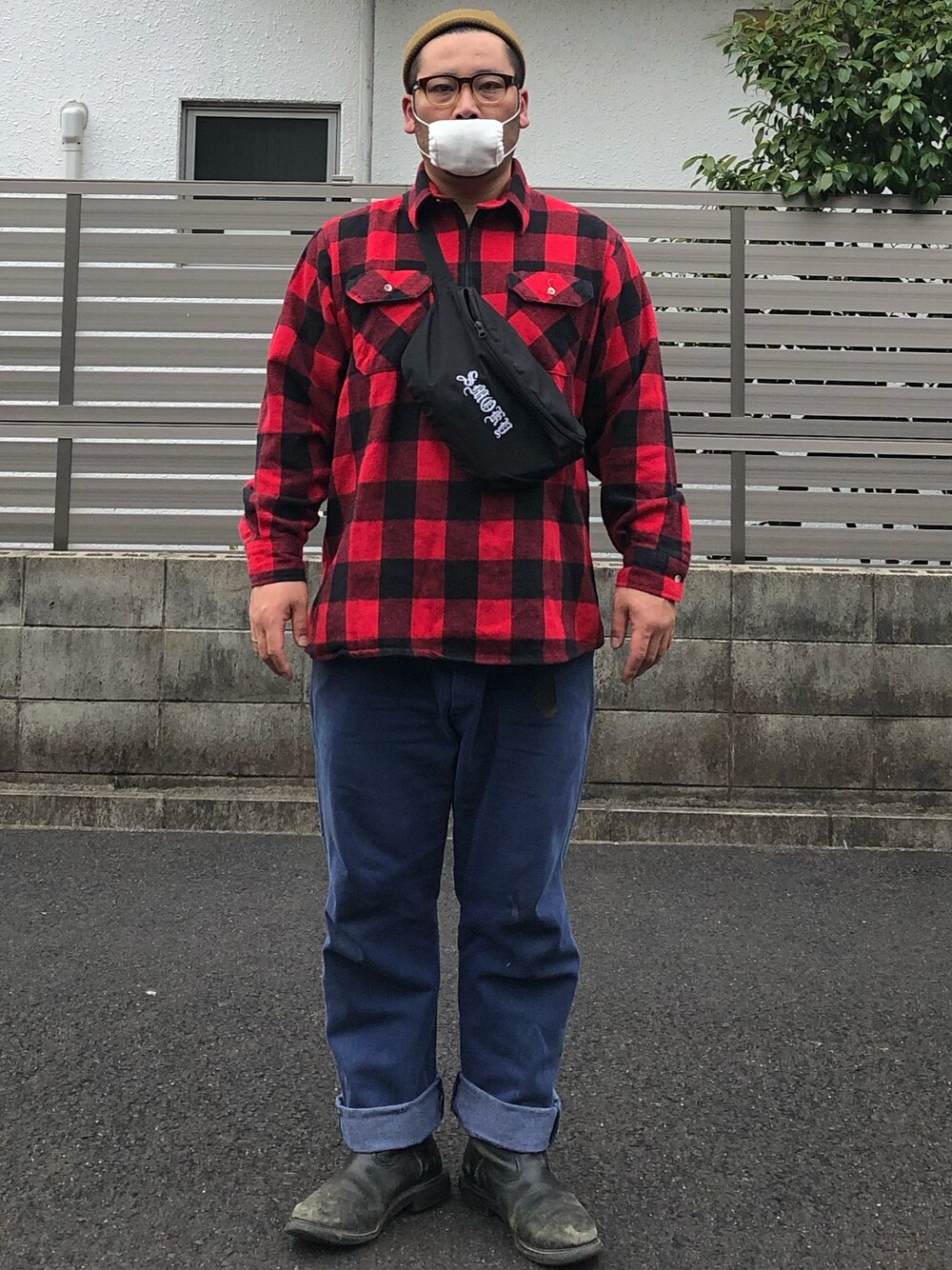 「プルオーバー、ワークパンツ、バッファローチェック、ユーロワーク、古着、ペコスブーツ、ニット帽、ワークスタイル、Made in USA、ロールアップ」｜「KEYのアイテム（シャツ/ブラウス、レッド系）」を使った、ヒ●ユキ【京都人】さん（メンズ・178cm）の冬コーディネートの1枚目の写真
