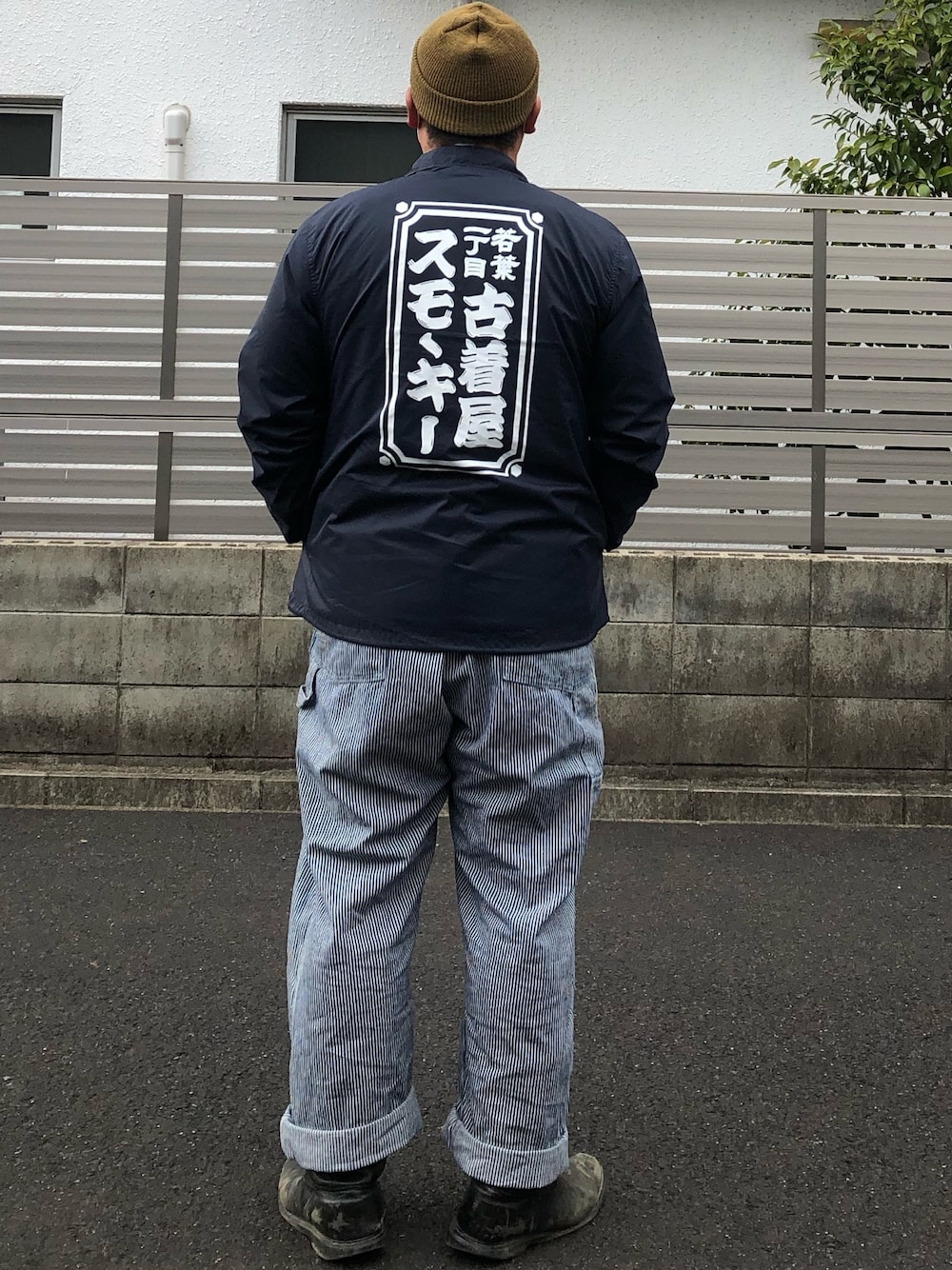 「コーチジャケット、オーバーオール、オーバーサイズ、古着、ヒッコリー、ライナーベスト、バブアー、ペコスブーツ、ロールアップ、米軍」｜「OSHKOSHのアイテム（サロペット/オーバーオール、ブルー系）」を使った、ヒ●ユキ【京都人】さん（メンズ・178cm）の冬コーディネートの1枚目の写真