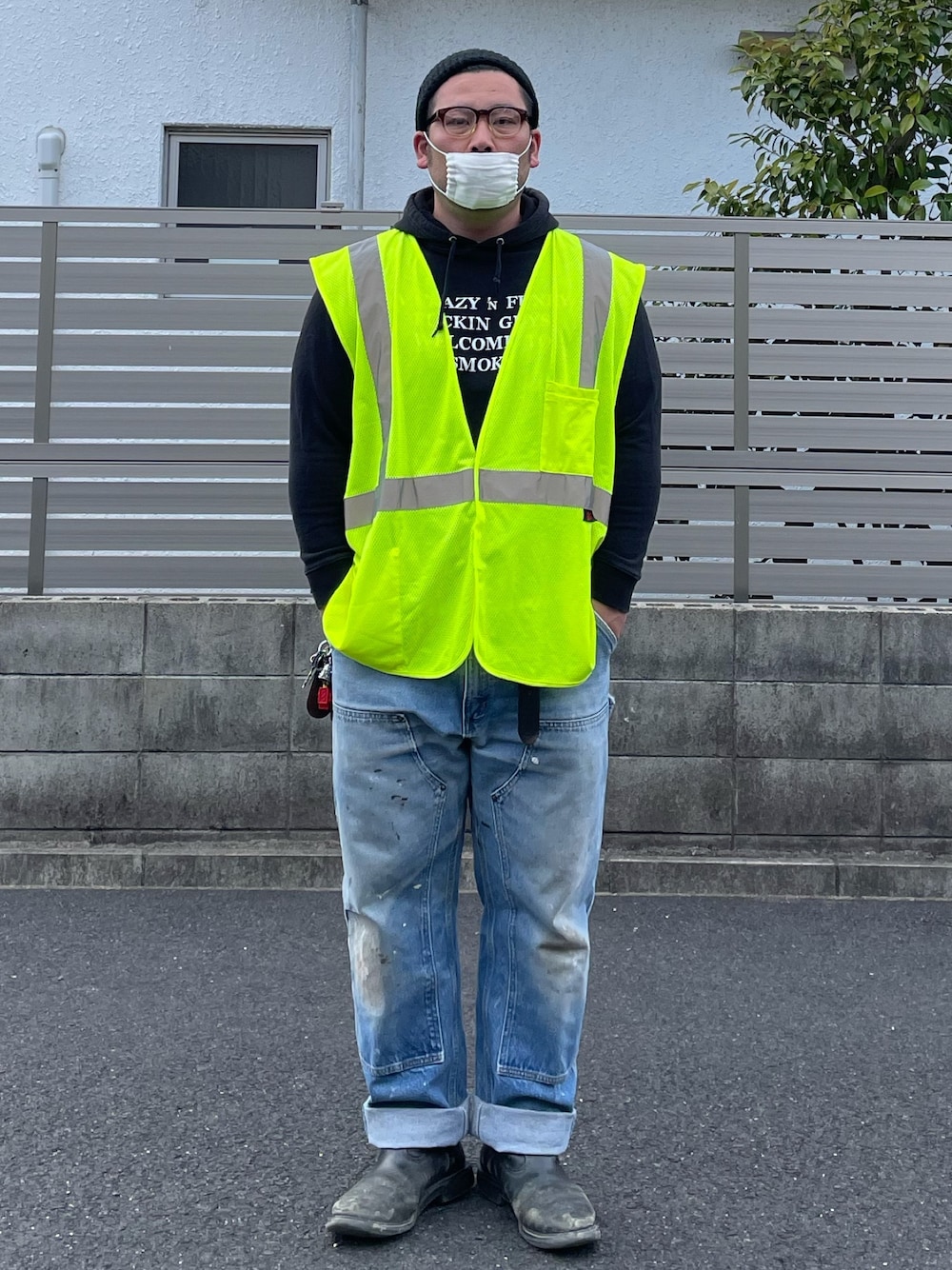 「パーカー、ペインターパンツ、ペコスブーツ、ニット帽、ダブルニー、リフレクター、ワークスタイル、古着、ベスト、ネオンカラー」｜「SMOKYのアイテム（パーカー、ブラック系）」を使った、ヒ●ユキ【京都人】さん（メンズ・178cm）の冬コーディネートの1枚目の写真