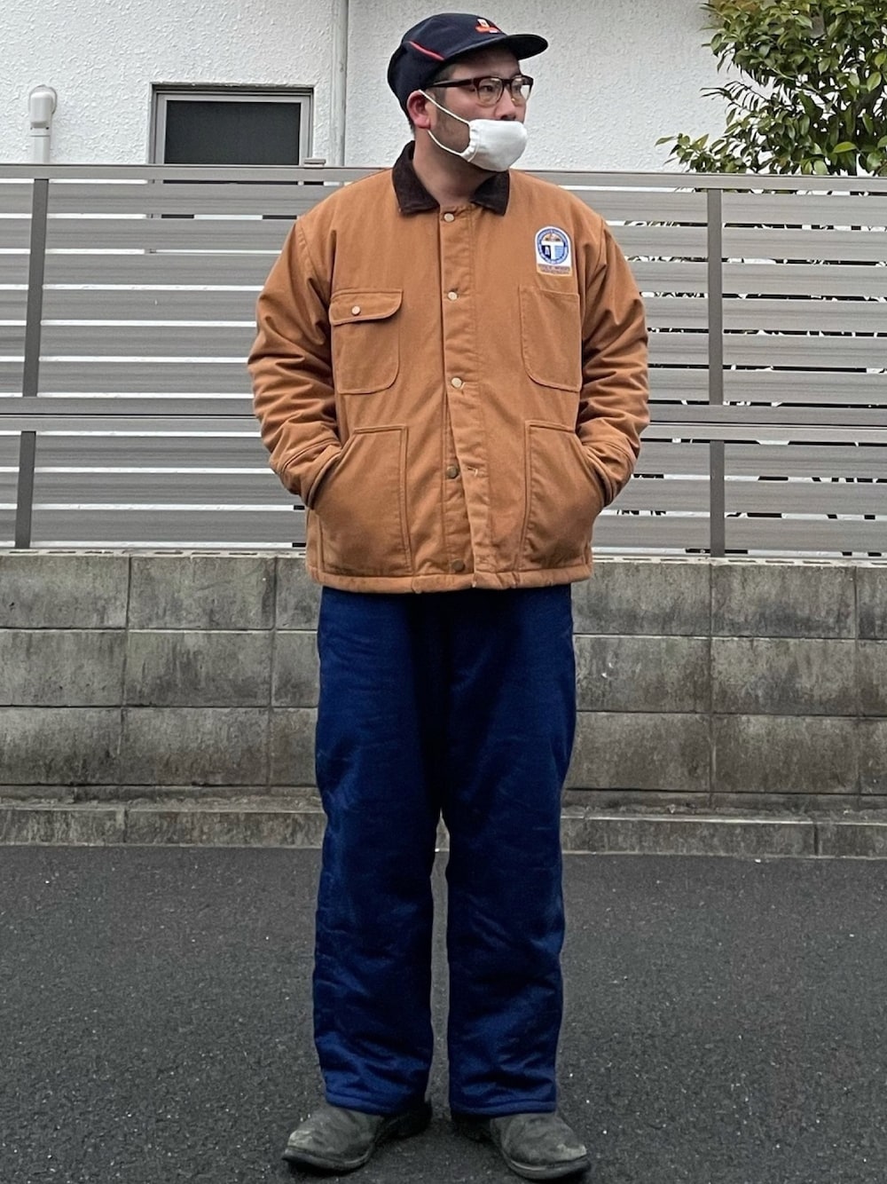 「カバーオール、ボアベスト、オーバーパンツ、ユーロワーク、ペコスブーツ、フリースキャップ、ブラウンダック、ロイヤルメール、古着、防寒」｜「WEAR GUARDのアイテム（カバーオール、ゴールド系）」を使った、ヒ●ユキ【京都人】さん（メンズ・178cm）の冬コーディネートの1枚目の写真