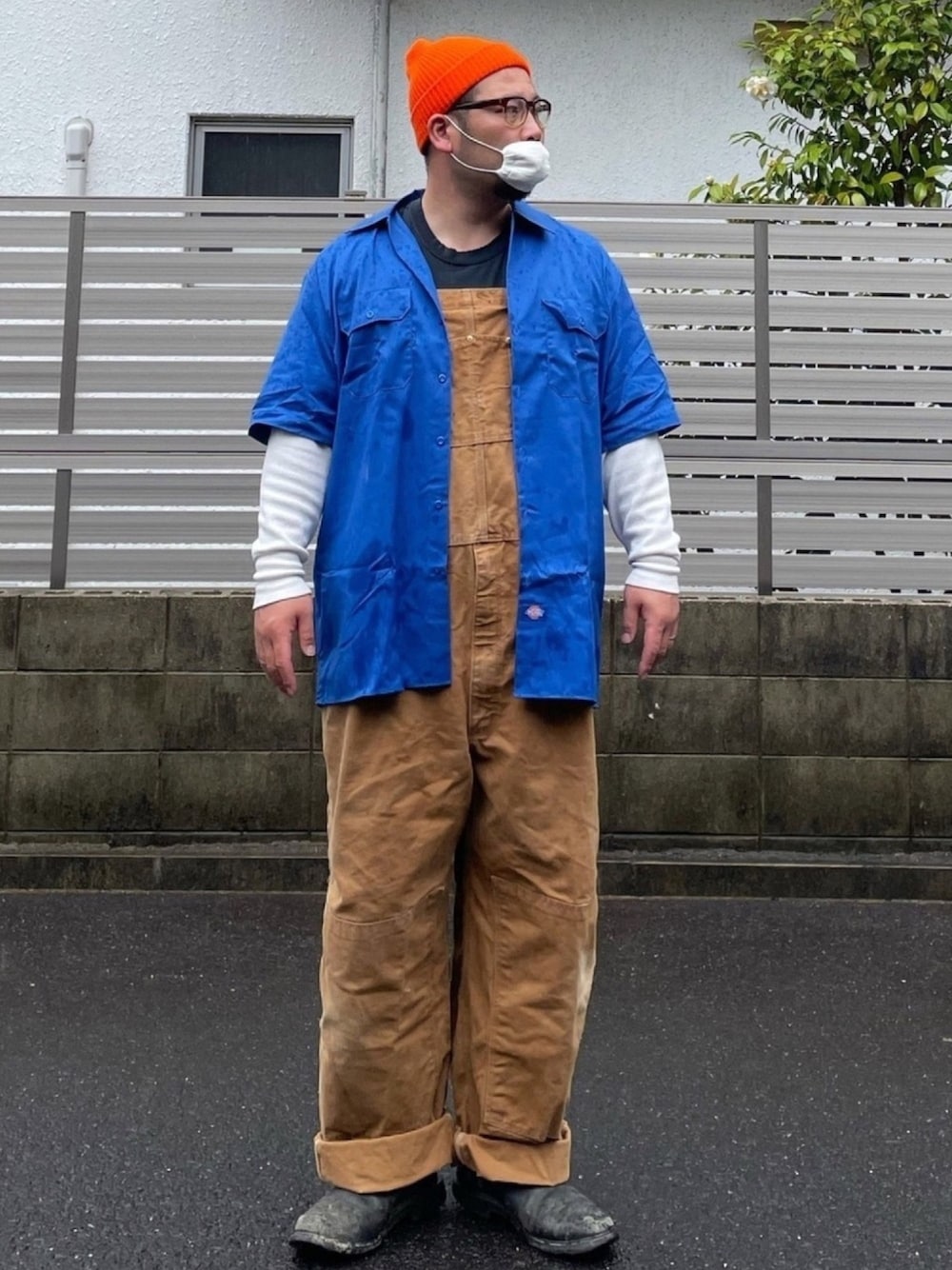 「ニット帽、ワークシャツ、オーバーオール、ブーツ、オーバーサイズ、ネオンカラー、ロールアップ、古着、ワークスタイル、カーハート」｜「Carharttのアイテム（サロペット/オーバーオール、ゴールド系）」を使った、ヒ●ユキ【京都人】さん（メンズ・178cm）の春コーディネートの1枚目の写真