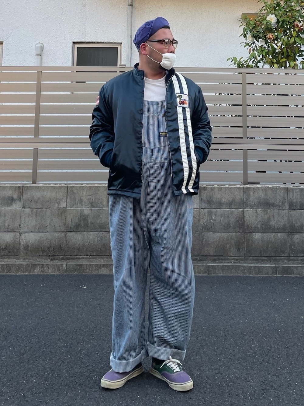 「ワークキャップ、オーバーオール、スニーカー、ユーロワーク、ヒッコリー、VANS、へリンボーン、ワークスタイル、ナイロンジャケット、ロールアップ」｜「OSHKOSHのアイテム（サロペット/オーバーオール、ブルー系）」を使った、ヒ●ユキ【京都人】さん（メンズ・178cm）の春コーディネートの1枚目の写真
