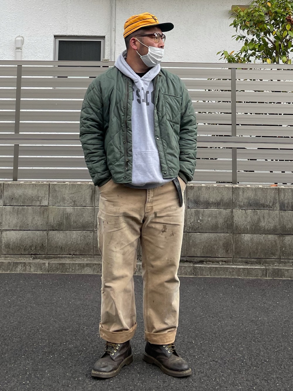 「キャップ、ピルボックス、パーカー、海軍、ミリタリージャケット、ナイロンジャケット、米軍、ペインターパンツ、ワークブーツ、ドクターマーチン」｜「Carharttのアイテム（カーゴパンツ、ゴールド系）」を使った、ヒ●ユキ【京都人】さん（メンズ・178cm）の春コーディネートの1枚目の写真