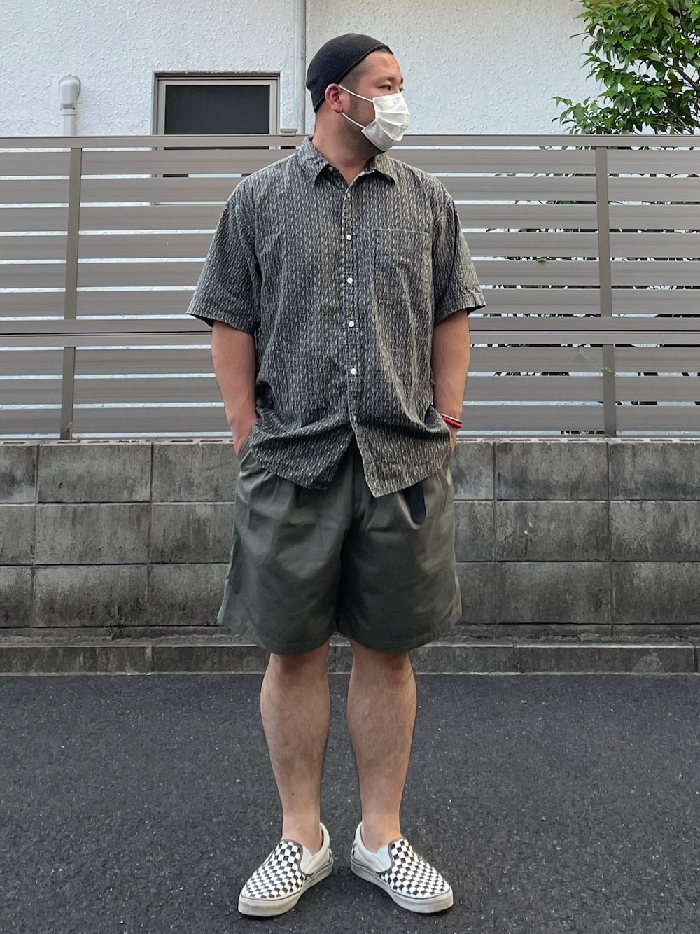 ホワイト系のスニーカー、グリーン系のシャツ/ブラウス、ブラック系のニットキャップ/ビーニーを着用したメンズの夏コーディネートの1枚目の写真