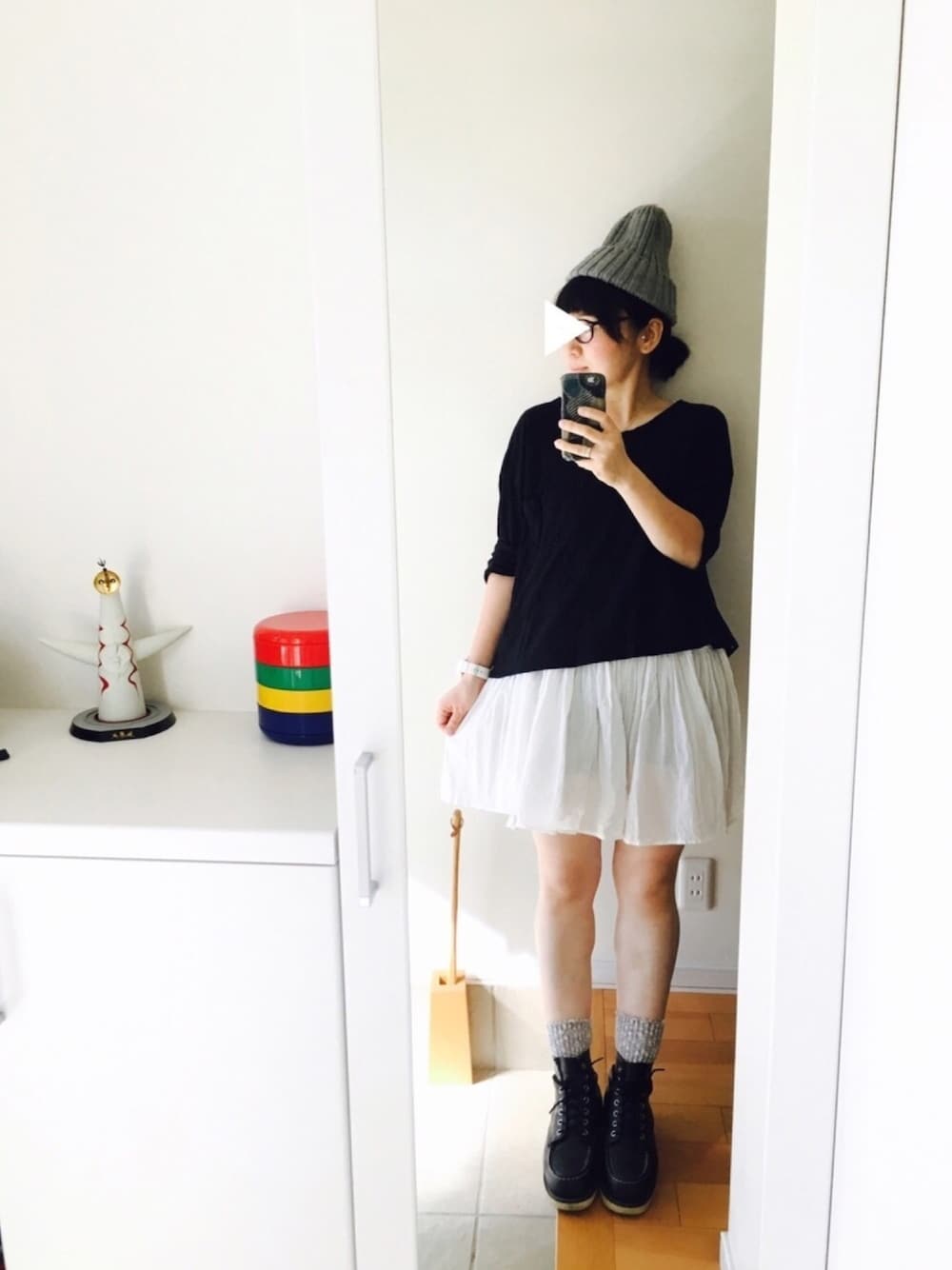 「ootd、シンプルコーデ、ロハスフェスタ、カジュアルコーデ、ワークブーツ、RED WING、ママコーデ、白ワンピース、大人カジュアル、aya_pe_code」｜「GUのアイテム（ニットキャップ/ビーニー、グレー系）」を使った、_____aya.peさん（レディース・158cm）の秋コーディネートの1枚目の写真