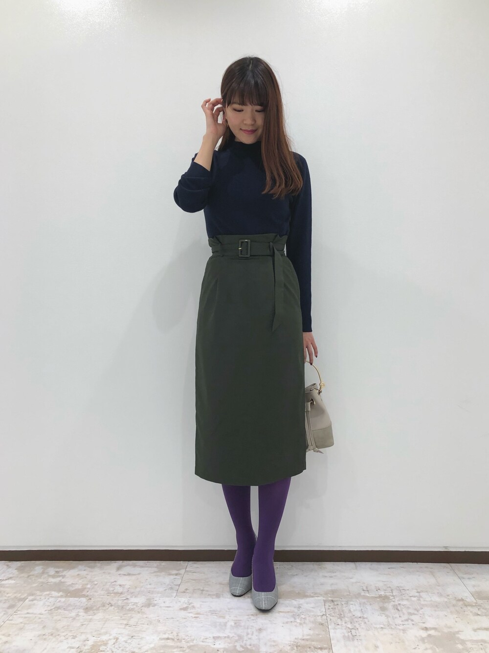 その他のパンプス、グレー系のショルダーバッグ、パープル系のファッション雑貨を着用したレディースの秋コーディネートの1枚目の写真