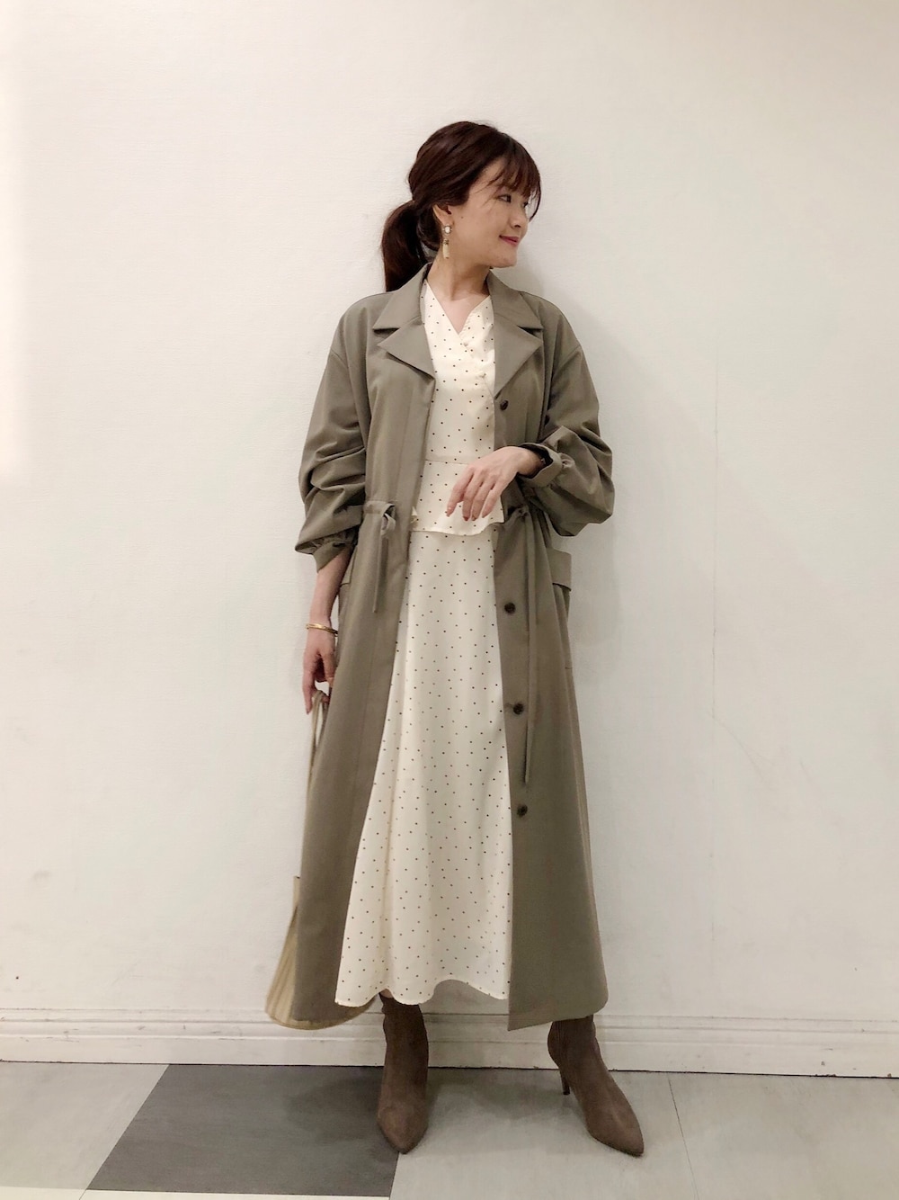 「休日スタイル、秋コーデ、大人ガーリー、プリーツバッグ、オフィスカジュアル、トレンチコート、ショートブーツ、セットアップ、カーキ、ホワイト」｜「Andemiuの【貴島明日香コラボ】ドットペプラムセットアップ915688（ワンピース、ホワイト系）」を使った、mai＿Andemiuさん（レディース・163cm）の秋コーディネートの1枚目の写真