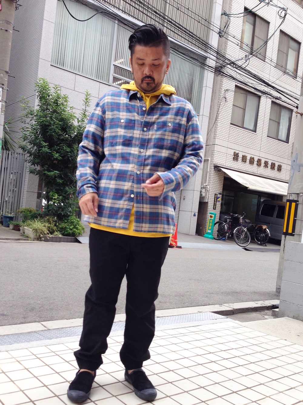 「COOTIE、ANACHRONORM、ロンT、フードつき、チェックシャツ、ジョガーパンツ、スリッポン、アキコーデ、ヒゲガシマさん」｜「COOTIE PRODUCTIONSのアイテム（Tシャツ/カットソー、イエロー系）」を使った、tinyworldさん（メンズ・173cm）の秋コーディネートの1枚目の写真