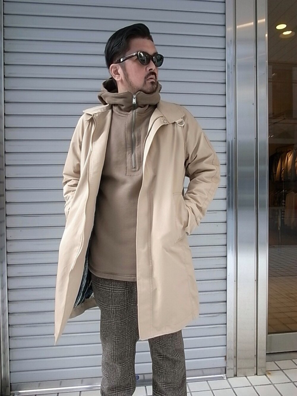 「nonnative、イージーパンツ、ウールパンツ、チェックパンツ、ハーフジップパーカー、スウェット、ツイルコート、コート、モミアゲLOVE、秋冬スタイル」｜「nonnativeのアイテム（その他アウター、ベージュ系）」を使った、tinyworldさん（メンズ・173cm）の秋コーディネートの1枚目の写真