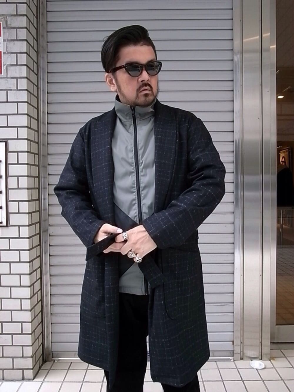 ブラック系のその他アウター、グレー系のジャケット/アウターを着用したメンズの秋コーディネートの1枚目の写真