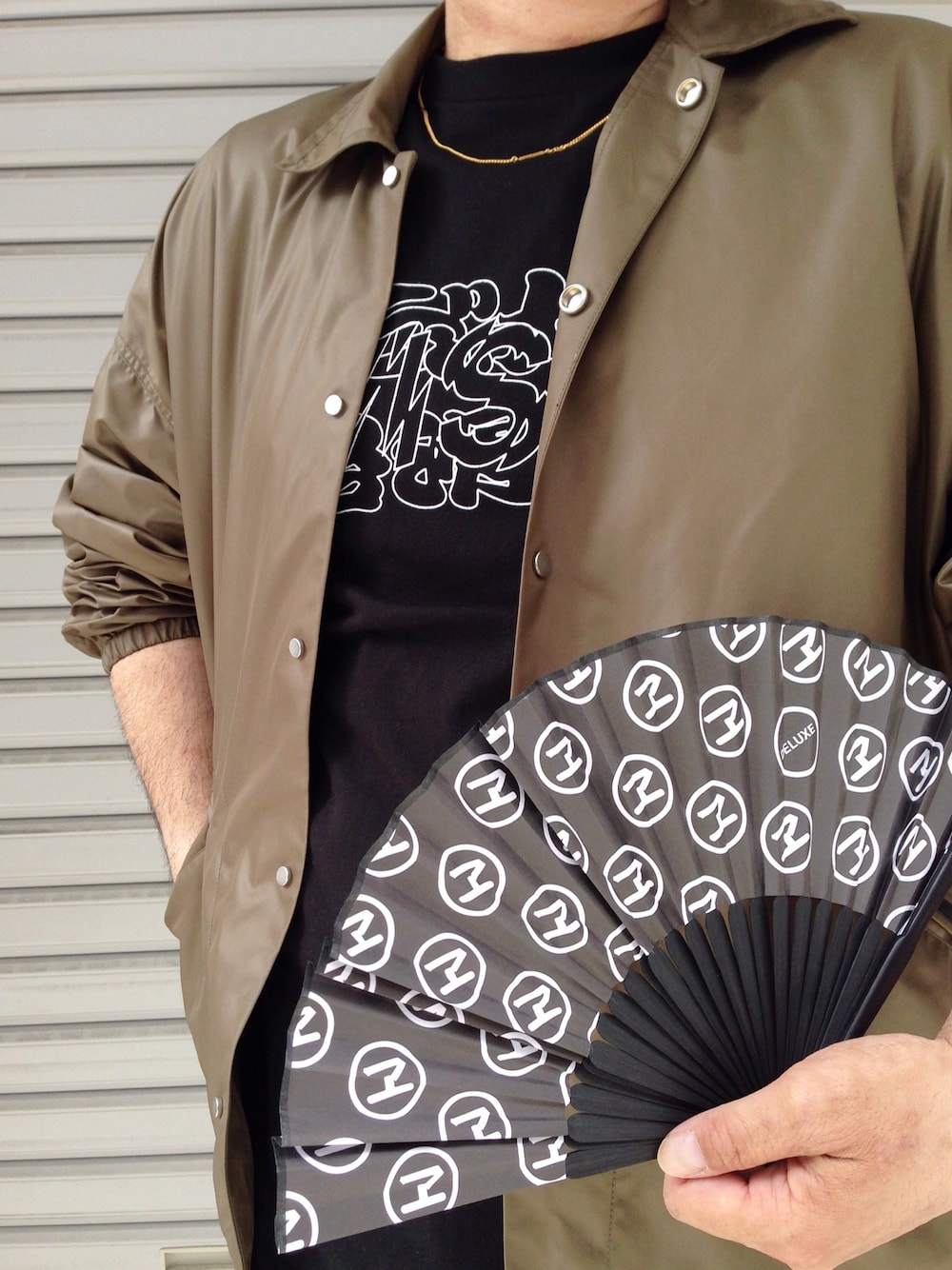 「DELUXE、evisen、WILDTHINGS、扇子、コーチジャケット、コラボTシャツ、ネックレス、カジュアルコーデ、モミアゲ隊長」｜「DELUXEのアイテム（ネックレス、ゴールド系）」を使った、tinyworldさん（メンズ・173cm）の夏コーディネートの1枚目の写真