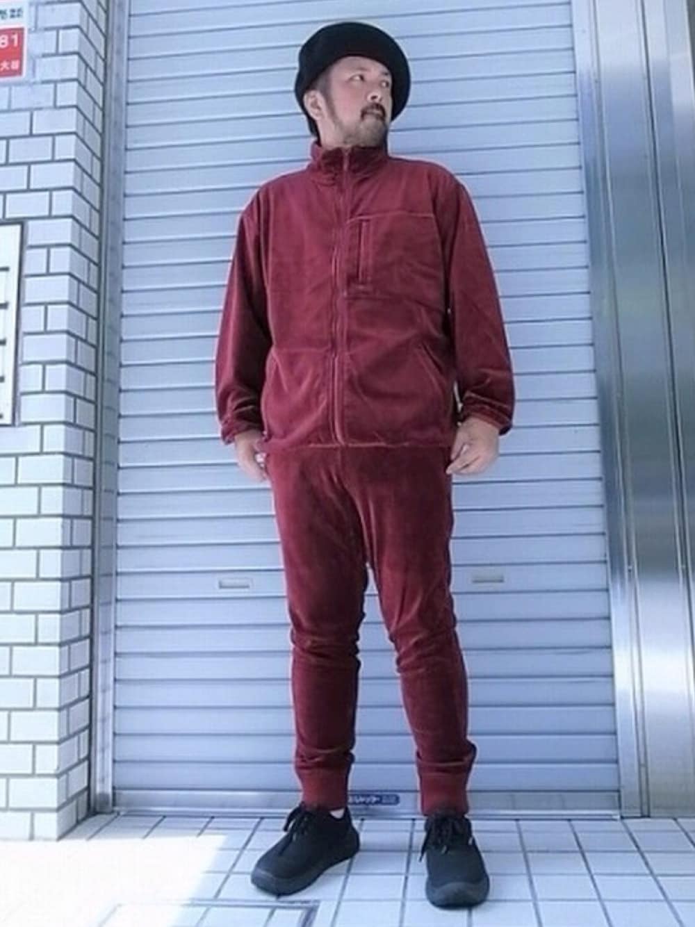 レッド系のブルゾン、レッド系のその他パンツ、ブラック系のスニーカーを着用したメンズの夏コーディネートの1枚目の写真