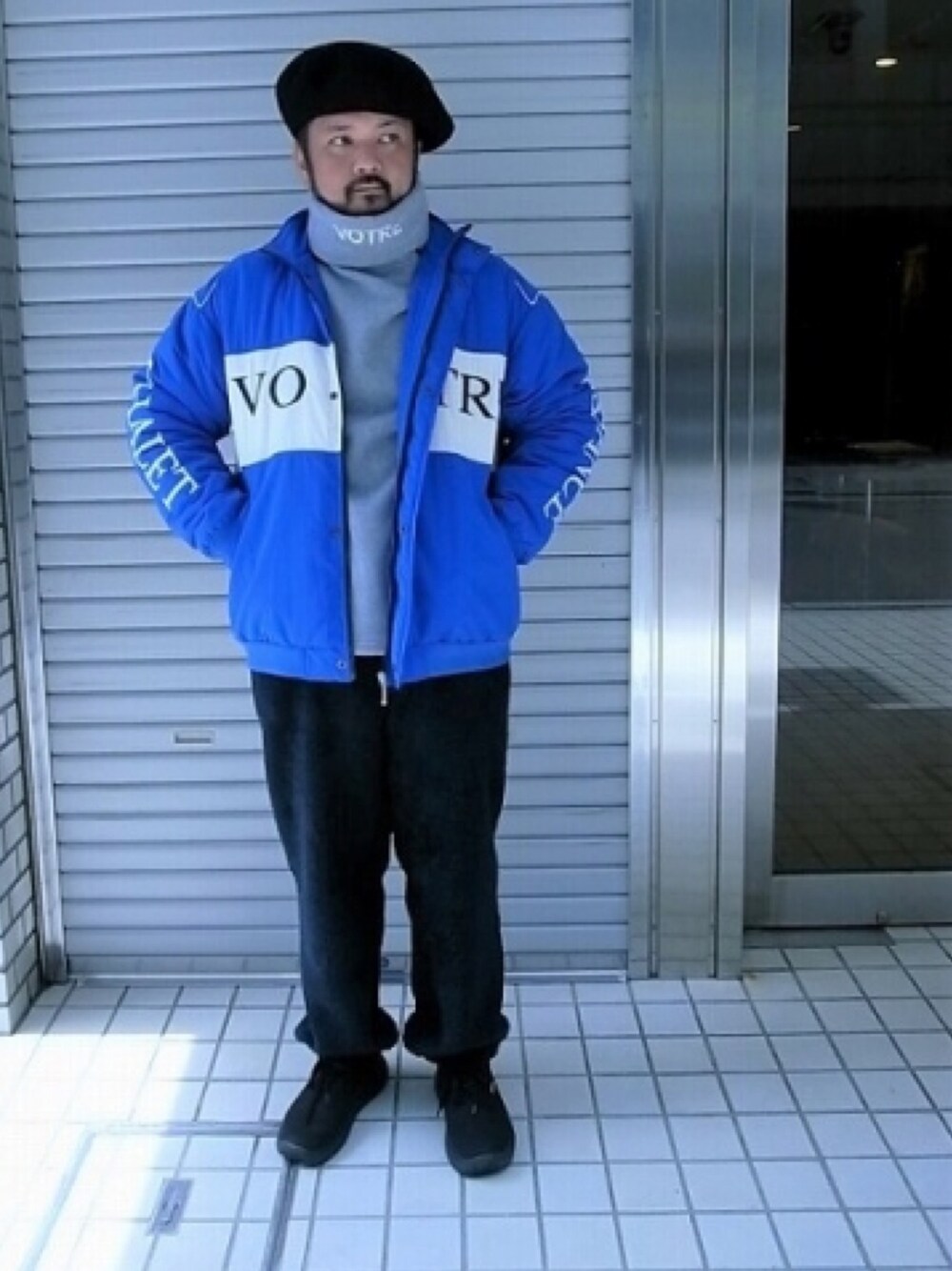 「NAISSANCE、DELUXE、ネサーンス、ドライバーズジャケット、タートルネックカットソー、ボアパンツ、ベレー帽コーデ、SUVSOLE、スニーカー、モミアゲフサフサ」｜「NAISSANCEのアイテム（ハンチング/ベレー帽、ブラック系）」を使った、tinyworldさん（メンズ・173cm）の夏コーディネートの1枚目の写真