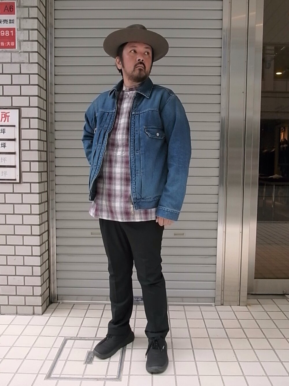 「nonnative、ノンネィティブ、デニムジャケット、ワーカージャケット、加工デニム、ハット、シャツ、スラックス、秋のコーデ、モミアゲおじさん」｜「nonnativeのアイテム（ハット、その他）」を使った、tinyworldさん（メンズ・173cm）の秋コーディネートの1枚目の写真