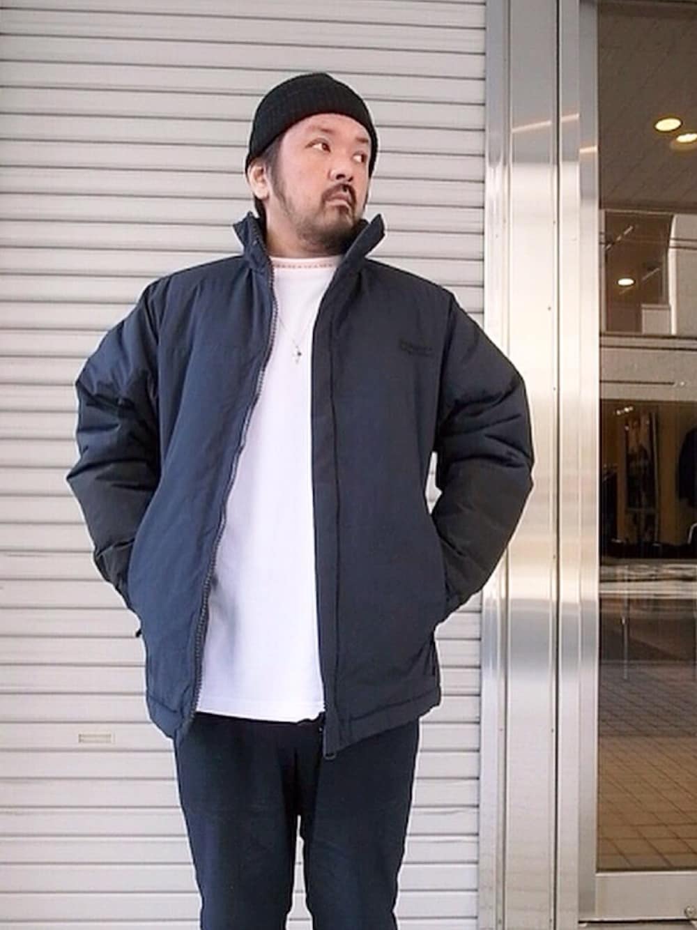 「ROTTWEILER、WINDANDSEA、ミリタリージャケット、ニットキャップ、ロザリオ、ネックレス、シンサレート、中綿ジャケット、スウェット、モミアゲ大将軍」｜「ROTTWEILERのアイテム（ニットキャップ/ビーニー、ブラック系）」を使った、tinyworldさん（メンズ・173cm）の冬コーディネートの1枚目の写真