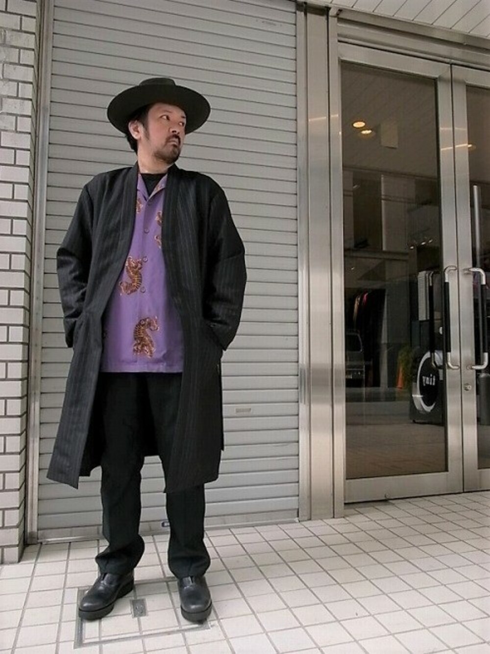 「ハット、レザーシューズ、COOTIE、WACKO MARIA 、ガウンコート、春コーディネート、アロハシャツ、虎柄、モミアゲ最強」｜「WACKO MARIAのアイテム（ハット、ブラック系）」を使った、tinyworldさん（メンズ・173cm）の春コーディネートの1枚目の写真