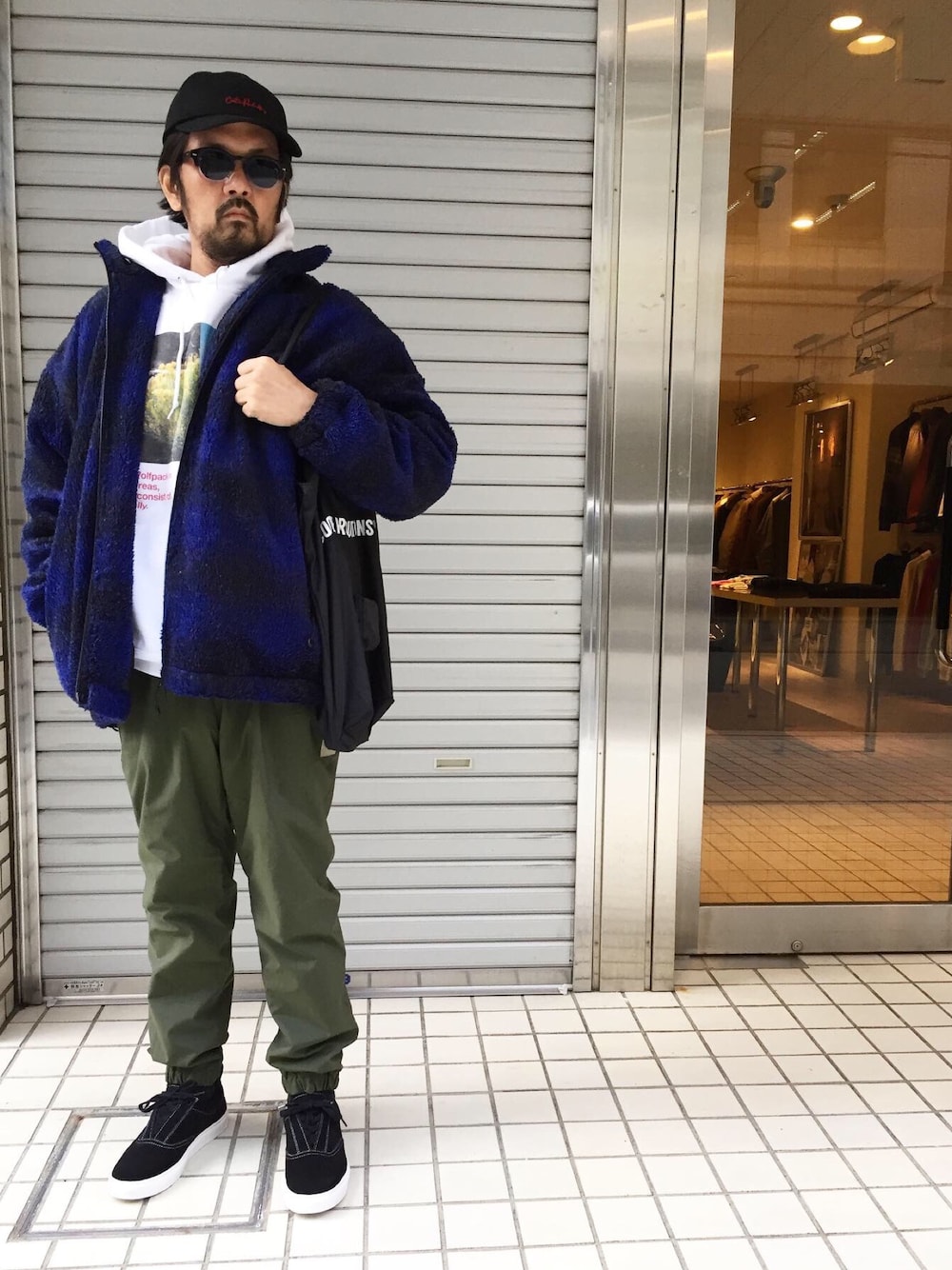 「COOTIE PRODUCTION、 ROTTWEILER、ボアジャケット、トラックジャケット、フォトパーカー、サングラス、スニーカー、キャップ、ロゴバッグ、モミアゲ歴39年」｜「COOTIE PRODUCTIONSのアイテム（キャップ、ブラック系）」を使った、tinyworldさん（メンズ・173cm）の冬コーディネートの1枚目の写真