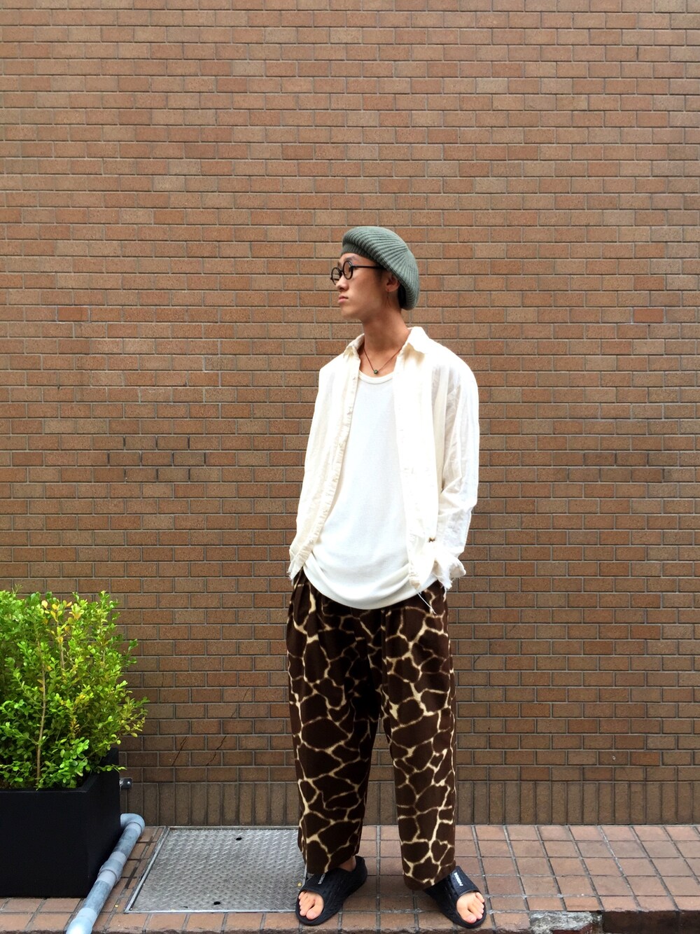 「カジュアル、おしゃれさんと繋がりたい、サンダル、シンプル、白シャツ、夏のワントーンコーデ、ベレー帽×メガネ、ベレー帽、スラックス、GARDEN TOKYO」｜「elena dawsonのアイテム（シャツ/ブラウス、ホワイト系）」を使った、Keishiro Hidaさん（メンズ・178cm）の夏コーディネートの1枚目の写真