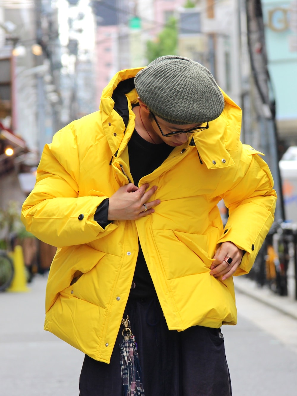 イエロー系のダウンジャケット/コート、パープル系のパンツ、ブラック系のTシャツ/カットソーを着用したメンズの秋コーディネートの1枚目の写真