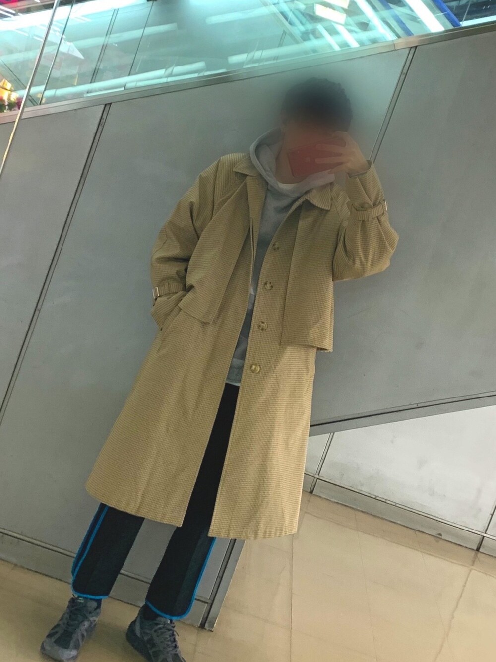 「ブラウン色に染まれ、スニーカーコーデ、コート、ニューバランス、大学生、チェック、ストリートMIX」｜「FREAK'S STOREのアイテム（ステンカラーコート、ベージュ系）」を使った、URAさん（メンズ・169cm）の冬コーディネートの1枚目の写真